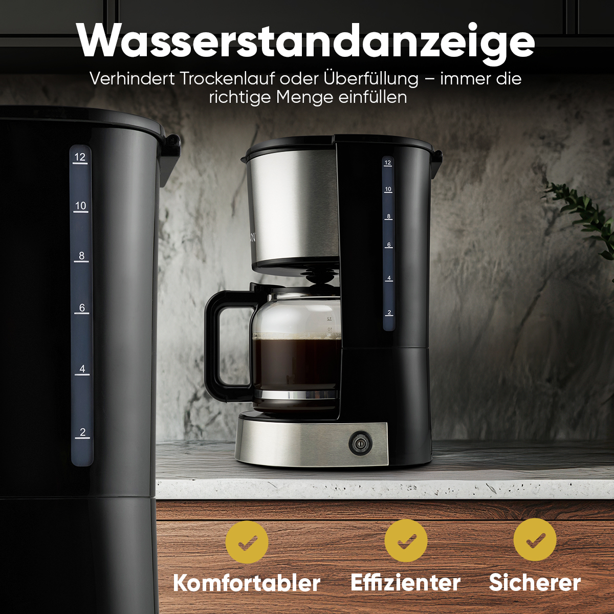 Eine Kaffeemaschine mit Glaskaraffe, gefüllt mit Kaffee. Die Maschine ist schwarz und silber, auf Holzoberfläche.