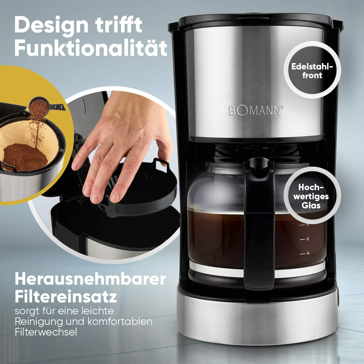 Kaffeemaschine mit Edelstahlfront und Glaskaraffe. Eine Hand legt einen Filter ein. Kaffeepulver wird eingefüllt.