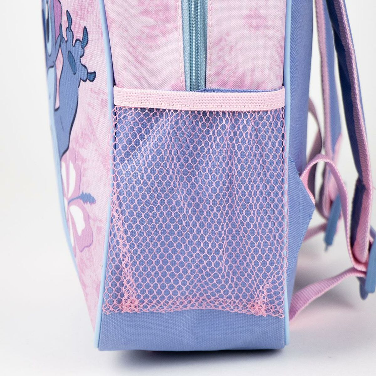 Ein rosa-blauer Rucksack mit einer Netztasche. Er zeigt Stitch aus Lilo & Stitch, mit Reißverschluss und Schultergurten.