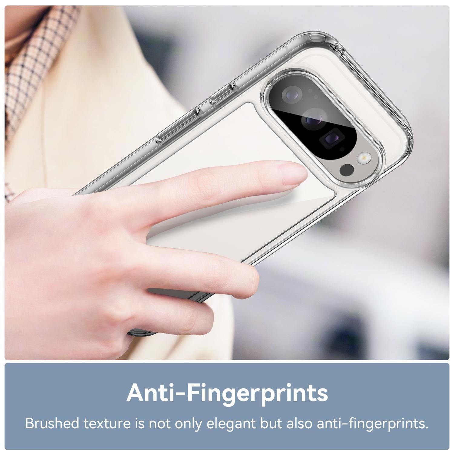 Eine Hand hält eine durchsichtige Handyhülle. Die Hülle bedeckt das Telefon, eine Kamera ist sichtbar. Text lautet 'Anti-Fingerprints'.