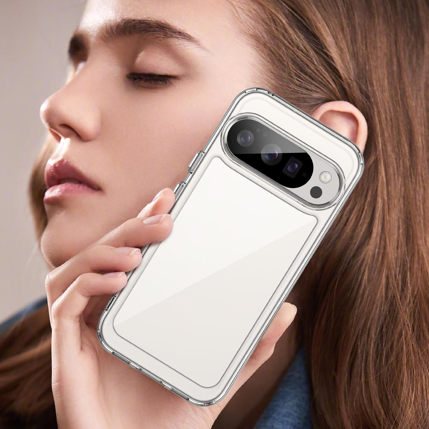 Eine Frau hält ein Telefon in einer durchsichtigen Hülle. Das Telefon hat eine Kamera und ist nah an ihrem Gesicht. Sie hat braune Haare.