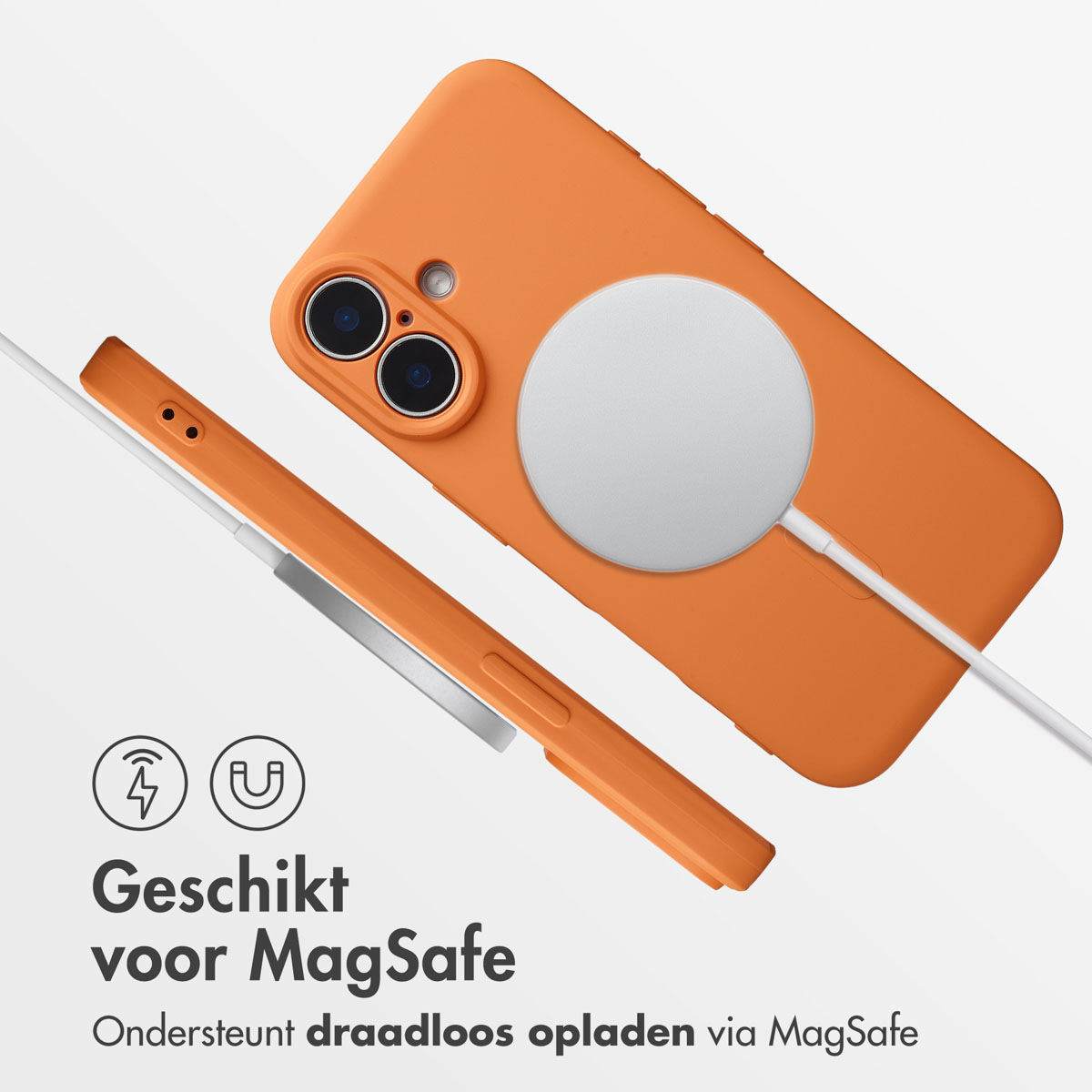 Coque de téléphone orange avec un chargeur MagSafe blanc. Un accessoire de charge compatible est également visible. Le texte indique "Geschikt voor MagSafe".