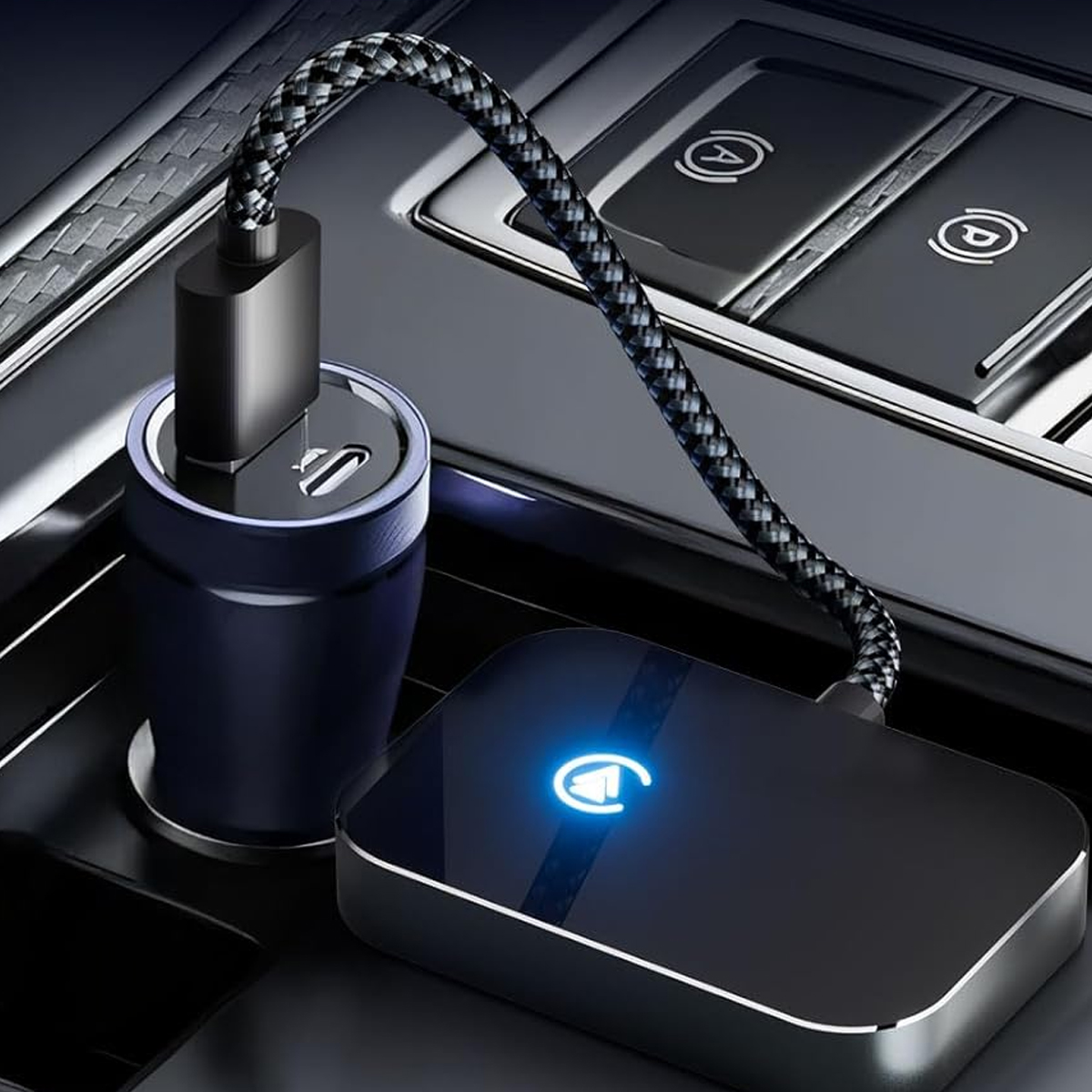 Ein Autoladegerät und ein schwarzes Gerät, das durch ein geflochtenes Kabel verbunden ist. Das Ladegerät befindet sich in der Konsole des Autos.