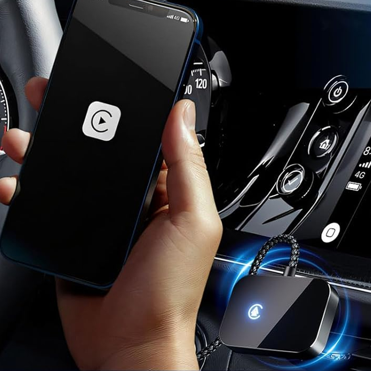 Eine Hand, die ein Smartphone mit einem Wiedergabetasten-Symbol hält. Ein schwarzes Gerät ist mit einem Kabel im Armaturenbrett eines Autos verbunden.
