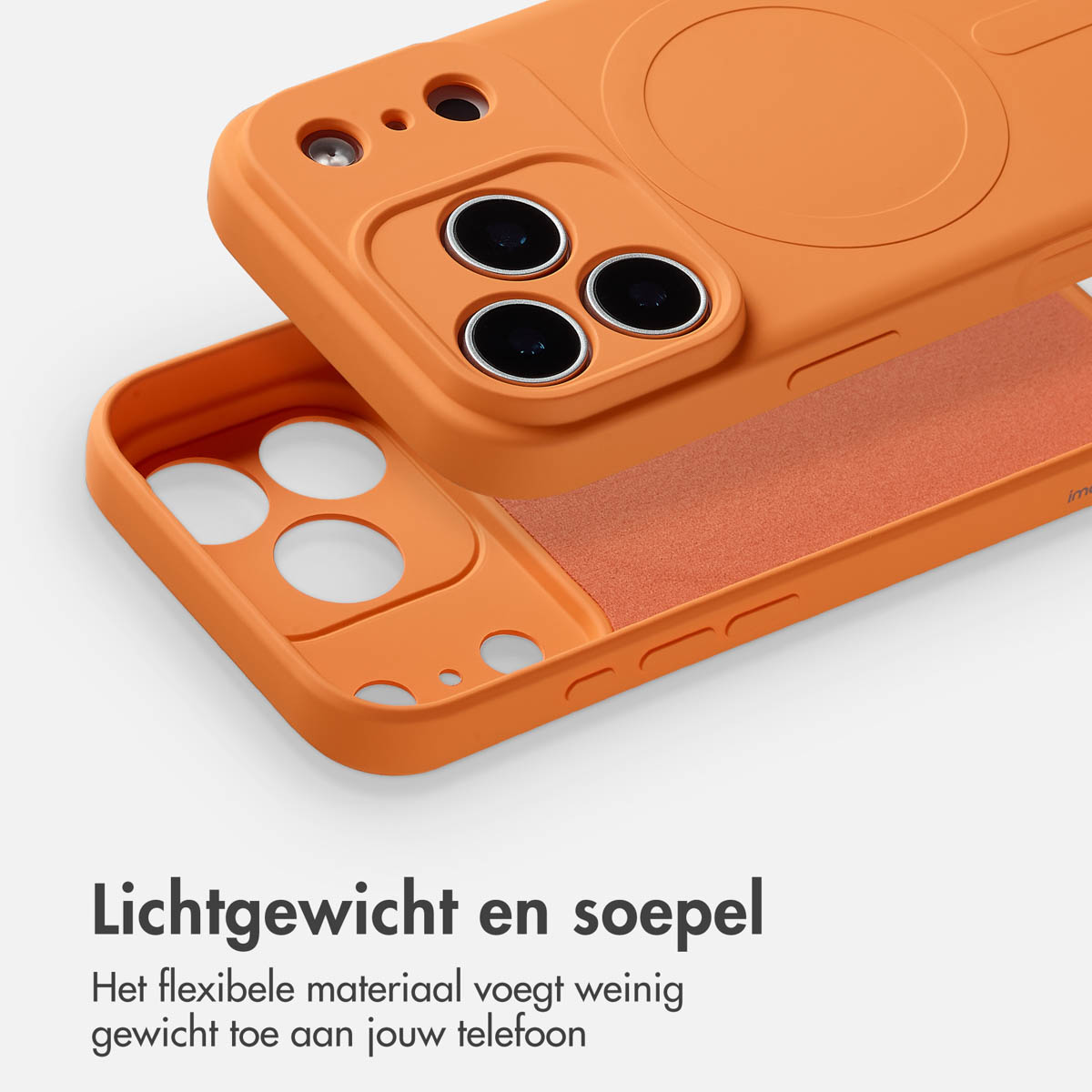 Oranje telefoonhoesje, met een zacht interieur. De hoes bestaat uit twee delen, één boven de ander.