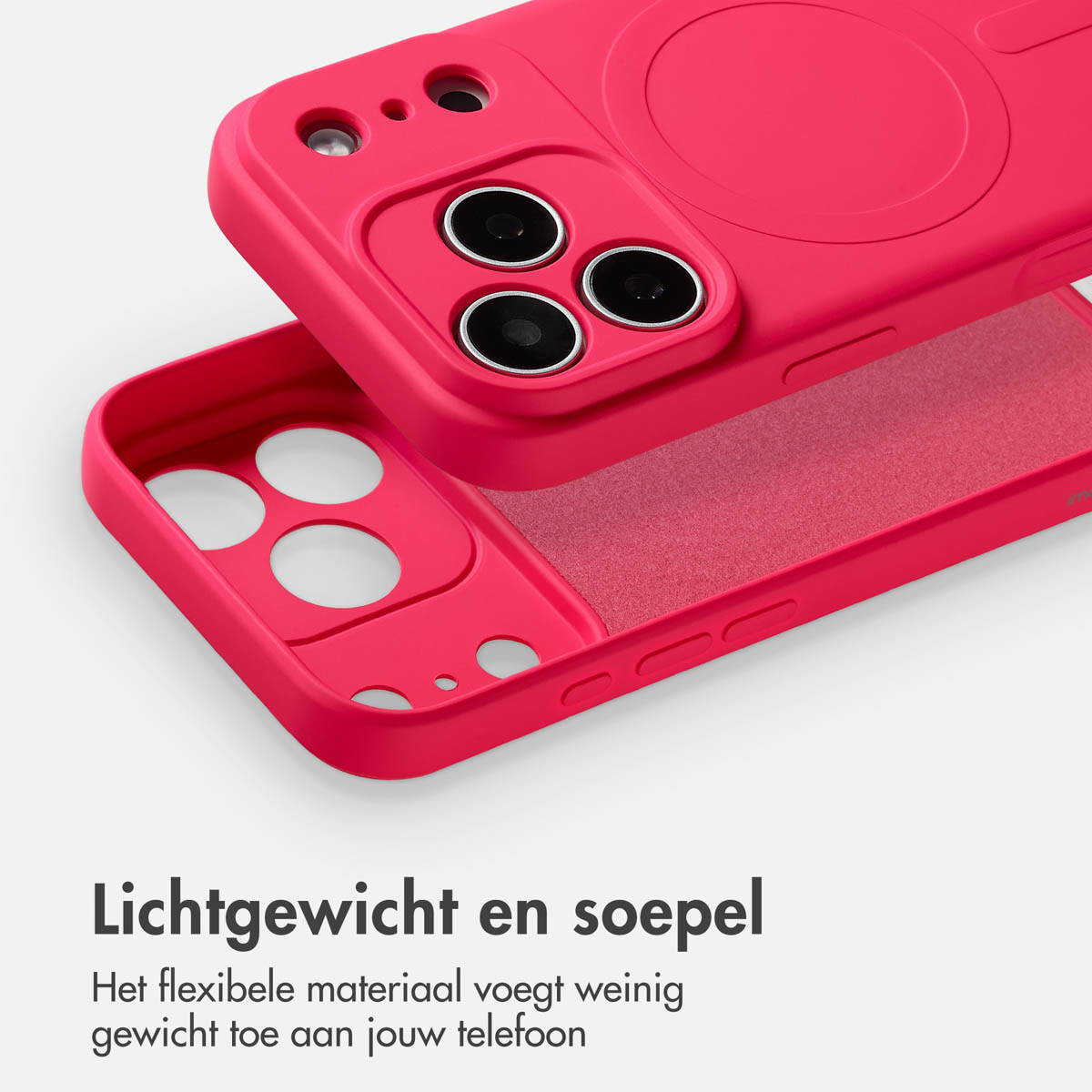 Une coque de téléphone rose est montrée, avec une découpe pour la caméra et une partie inférieure séparée. La coque est sur une surface blanche.