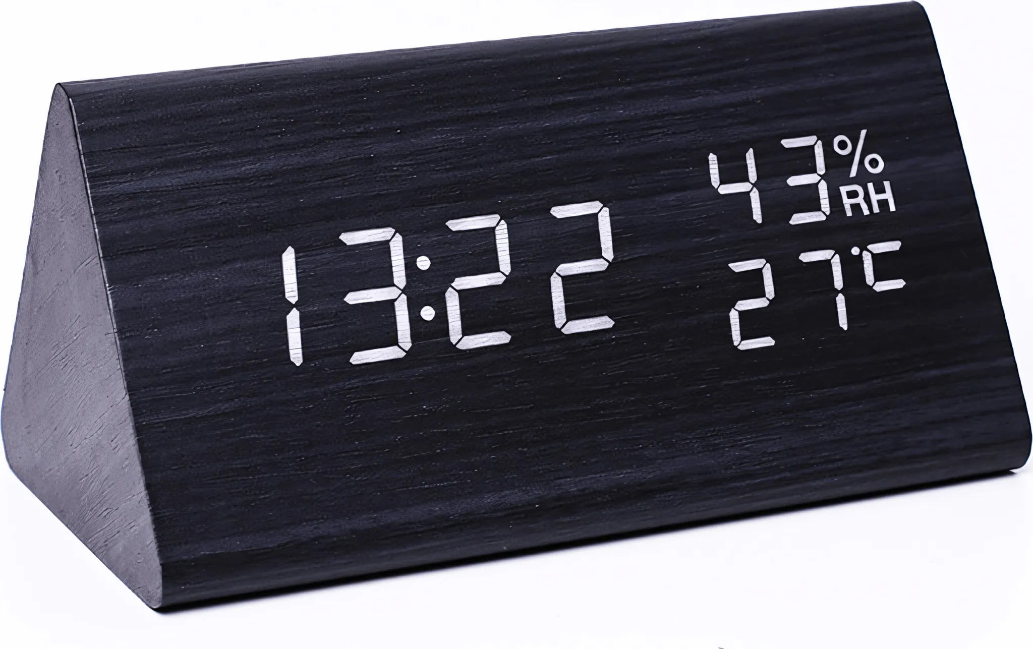 Eine schwarze, dreieckige Holzuhr zeigt 13:22 Uhr, 43 % Luftfeuchtigkeit und 27 °C Temperatur an. Die Zahlen sind weiß und digital.