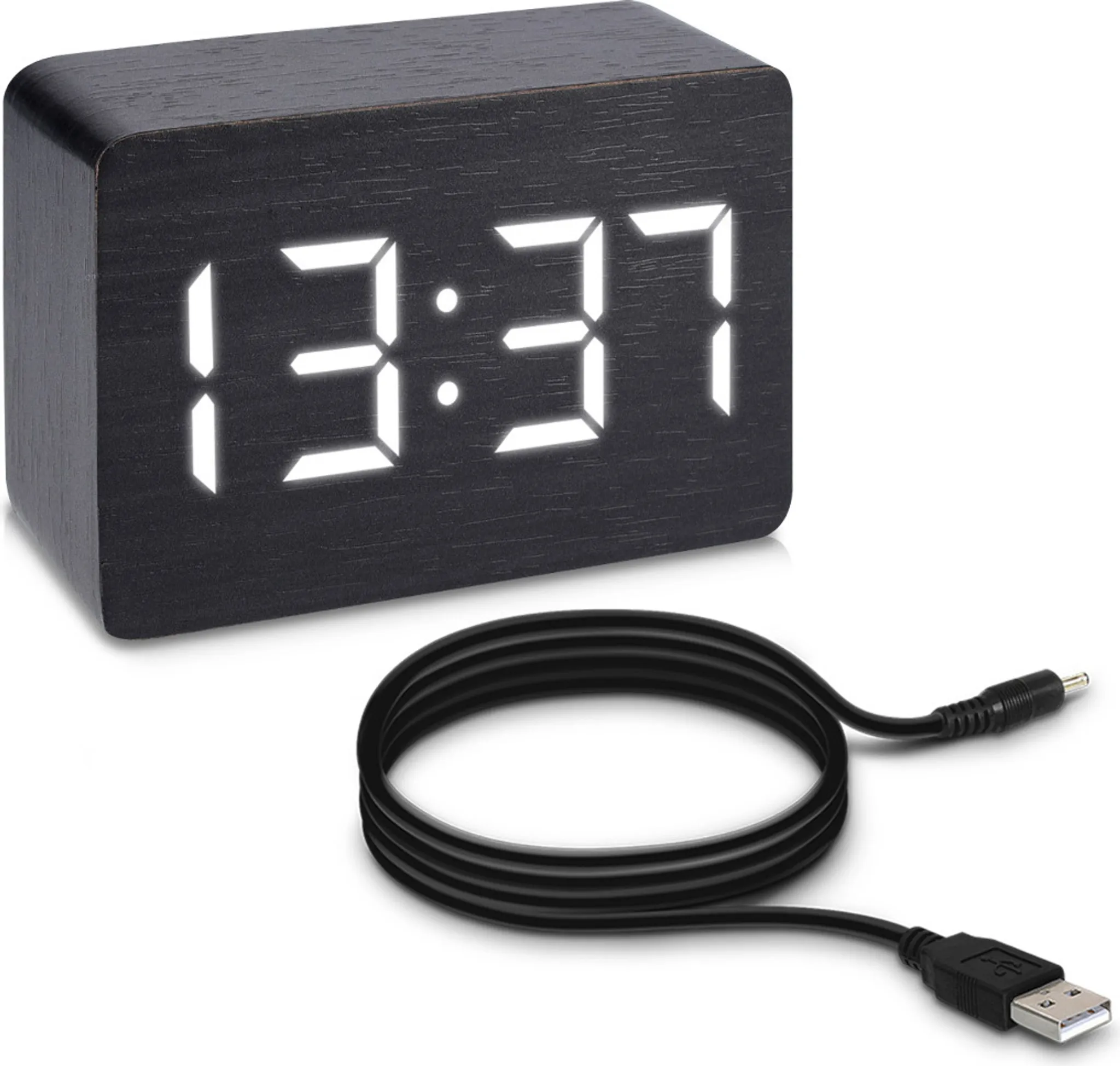 Schwarze Digitaluhr aus Holz zeigt 13:37 an. Ein schwarzes Kabel ist darunter aufgerollt. USB- und Stecker an den Enden.