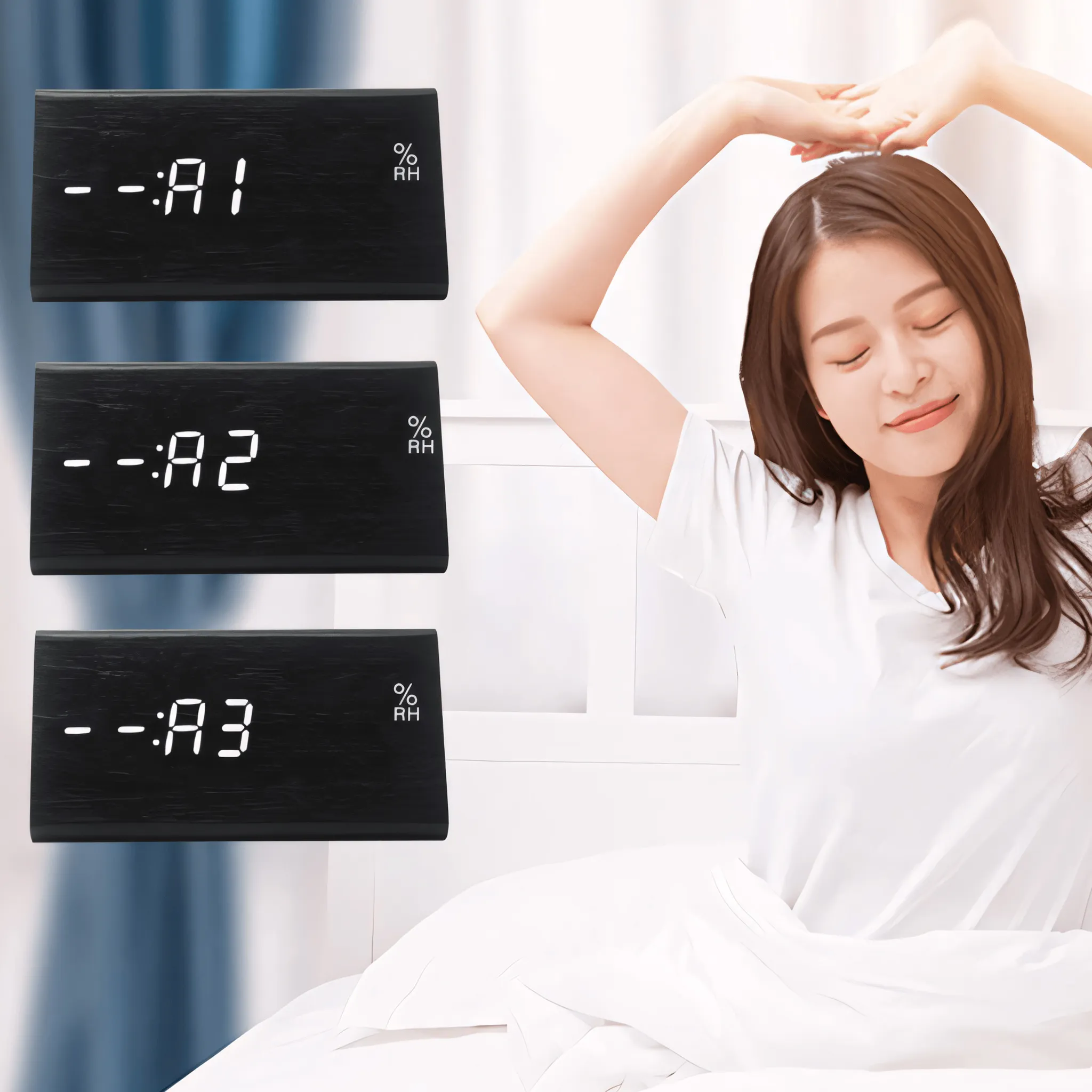 Eine Frau in Weiß dehnt sich im Bett. Drei Digitaluhren zeigen Zeit und Luftfeuchtigkeit. Hintergrund ist ein blauer Vorhang und weiße Wand.