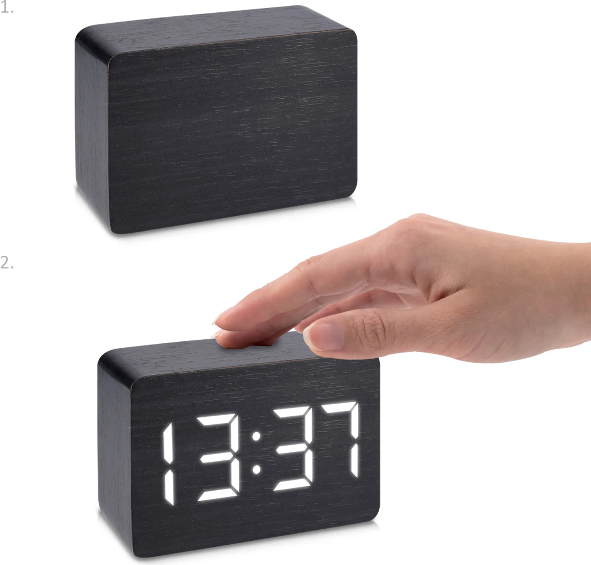 Zwei Bilder einer schwarzen digitalen Holzuhr. Eines zeigt die Uhr allein, das andere zeigt eine Hand, die die Uhr berührt.
