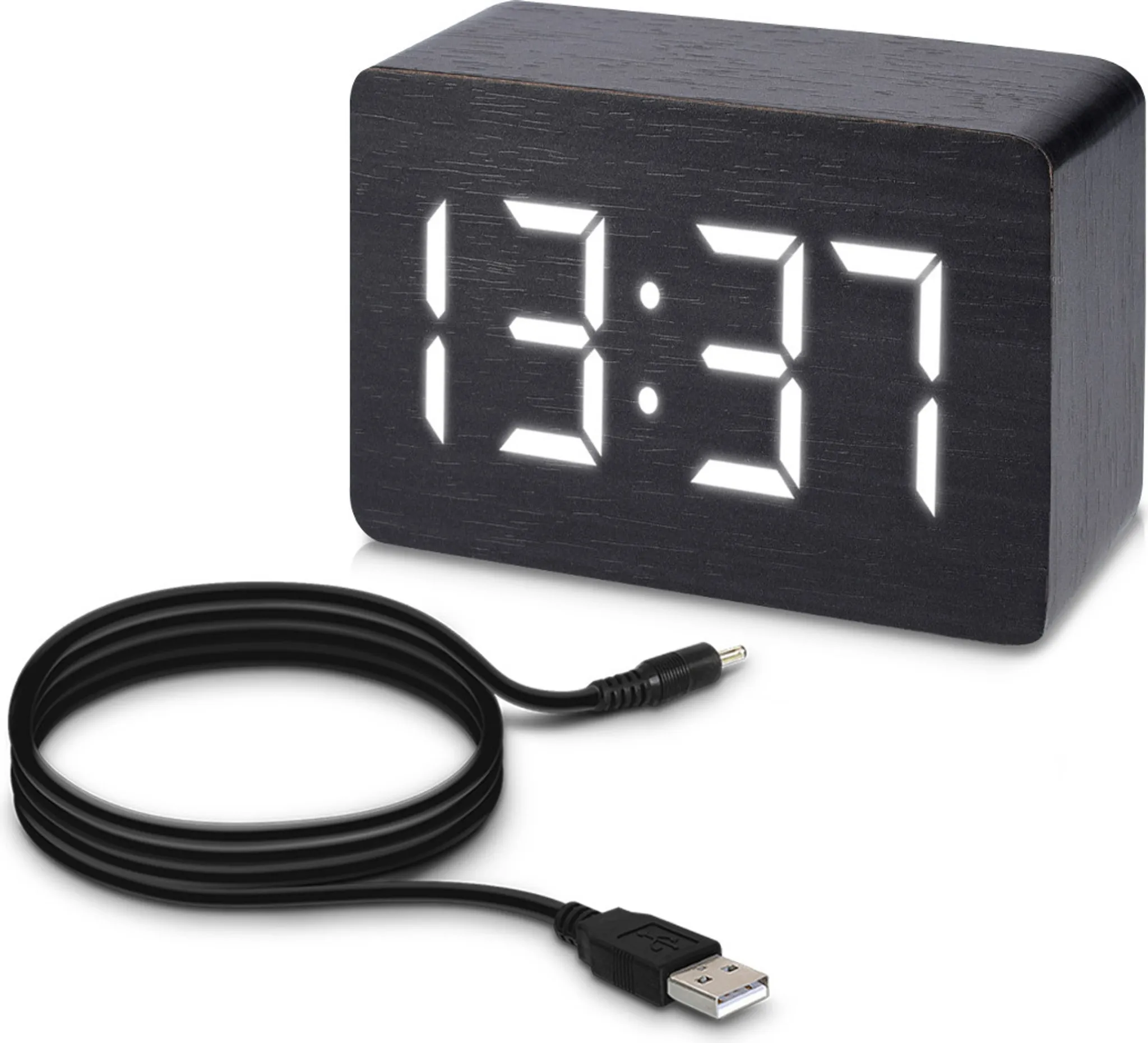 Eine schwarze digitale Holzuhr zeigt 13:37. Ein schwarzes USB-Kabel ist im Vordergrund.