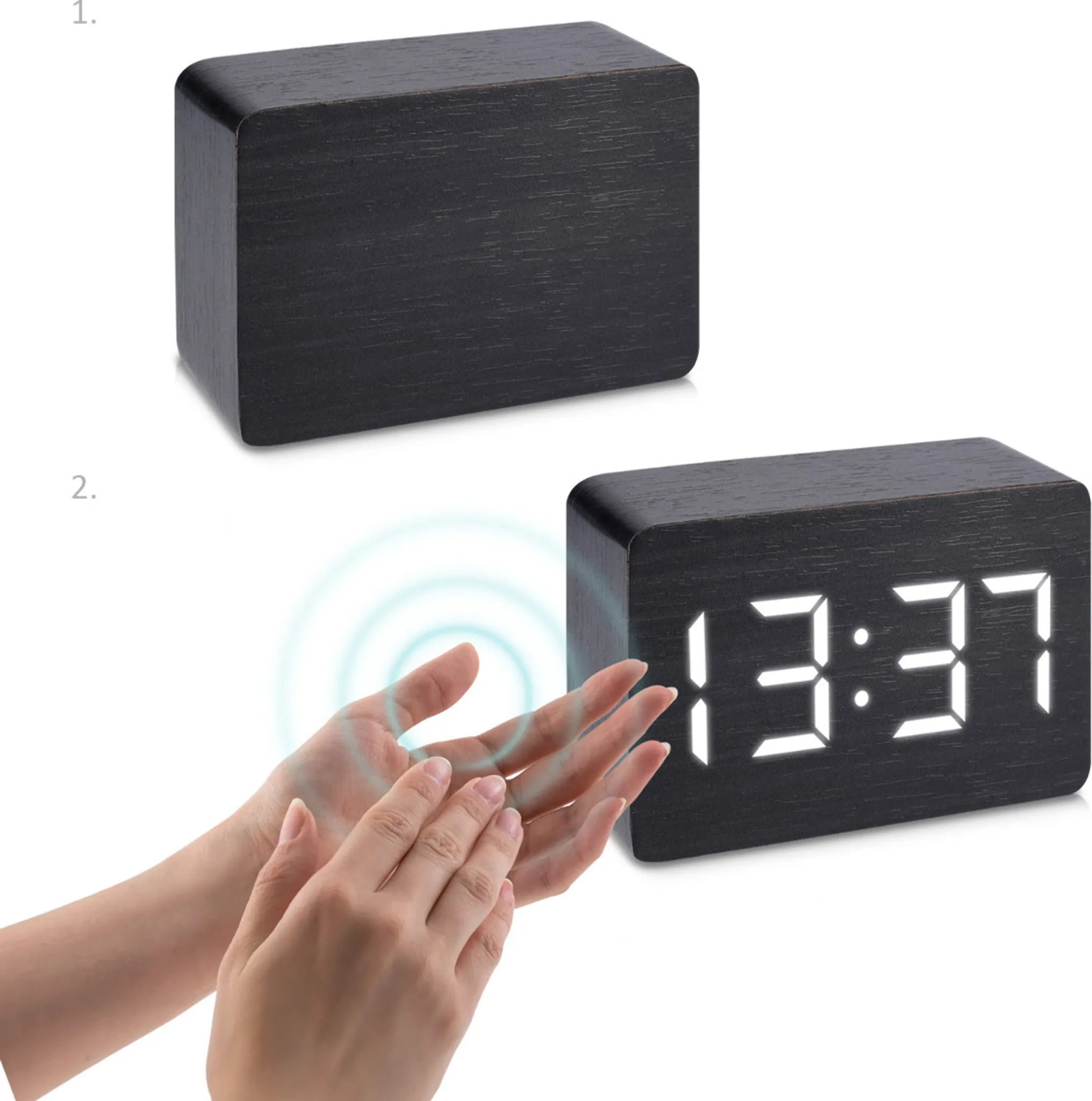 Eine schwarze Digitaluhr aus Holz zeigt 13:37 an. Eine Hand schwebt darüber und aktiviert die Anzeige. Eine andere Uhr ist oben.