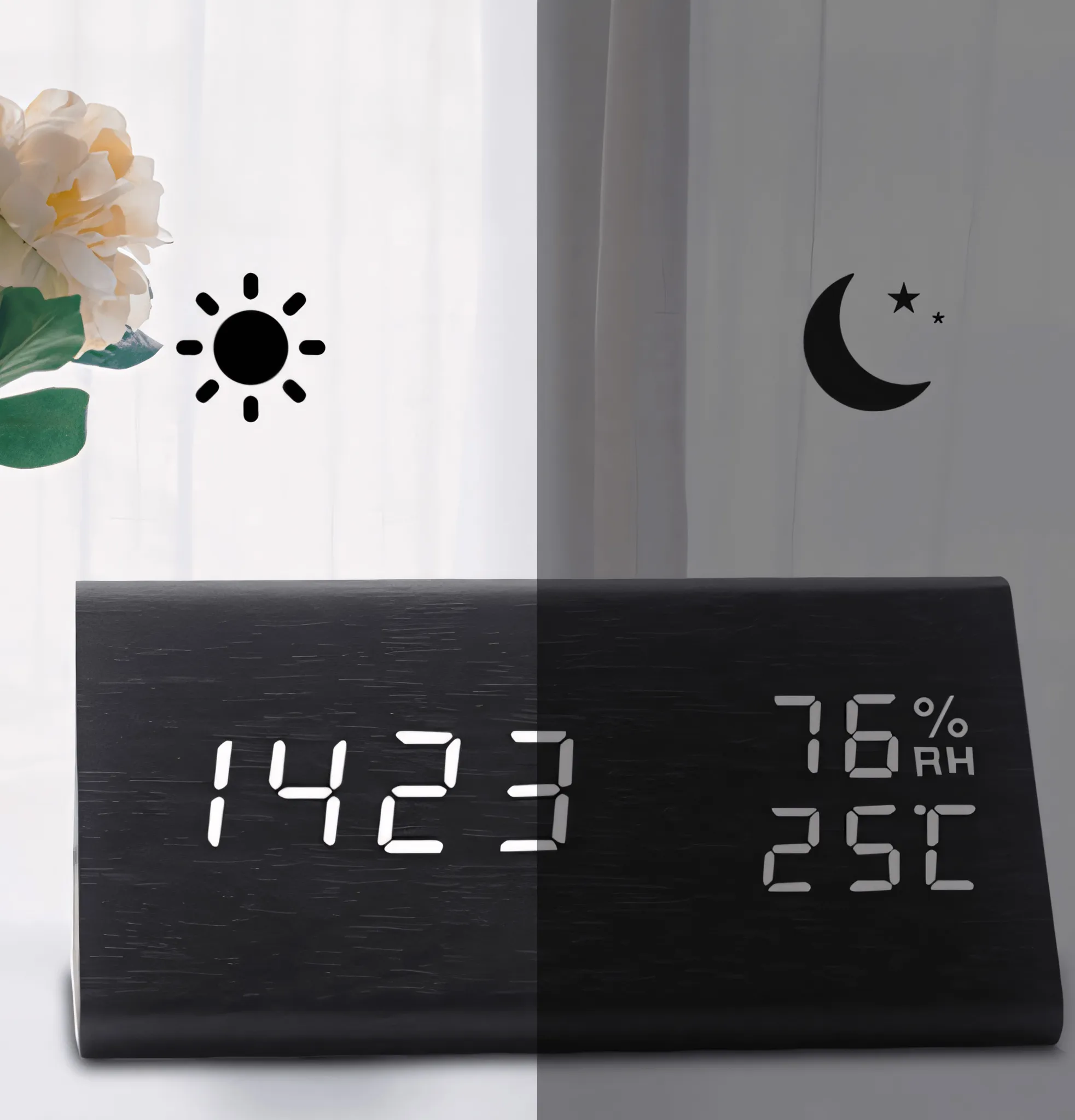Schwarze Holzuhr zeigt Zeit, Luftfeuchtigkeit und Temperatur. Ein Sonnensymbol und ein Mond mit Sternen im Hintergrund.