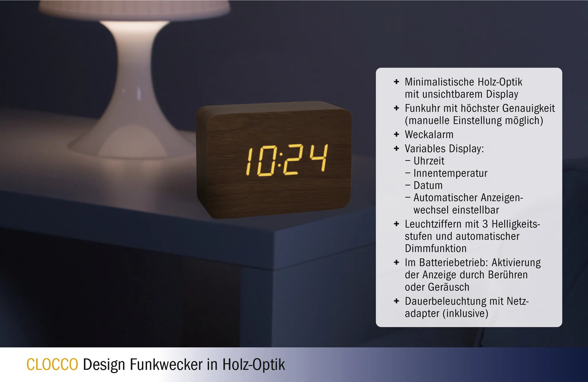 Eine Digitaluhr in Holzoptik zeigt 10:24 an. Sie steht auf einer weißen Oberfläche. Der Hintergrund umfasst eine weiße Lampe und eine dunkelblaue Wand.