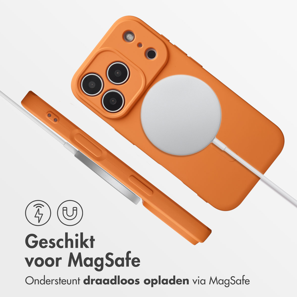 Oranje telefoonhoesje met MagSafe-oplader en bijpassende oranje stylus. Tekst: 'Geschikt voor MagSafe' en 'Ondersteunt draadloos opladen'.