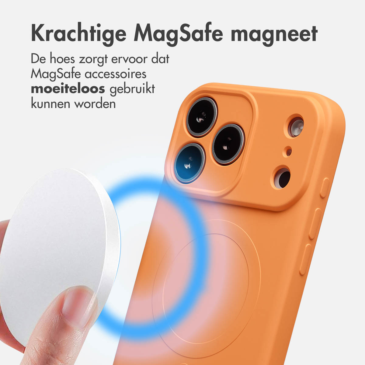 Een oranje telefoonhoesje met een witte magnetische schijf. Een blauwe gloed geeft magnetische verbinding aan. Tekst: 'MagSafe magneet'.