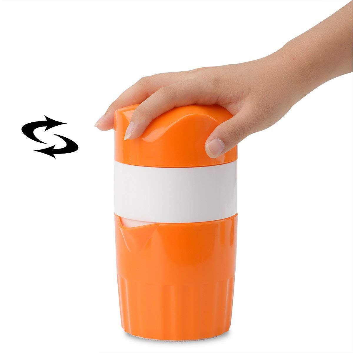 Eine orangefarbene und weiße Saftpresse mit einer Hand obenauf, mit einem sich drehenden Pfeilsymbol auf der linken Seite.