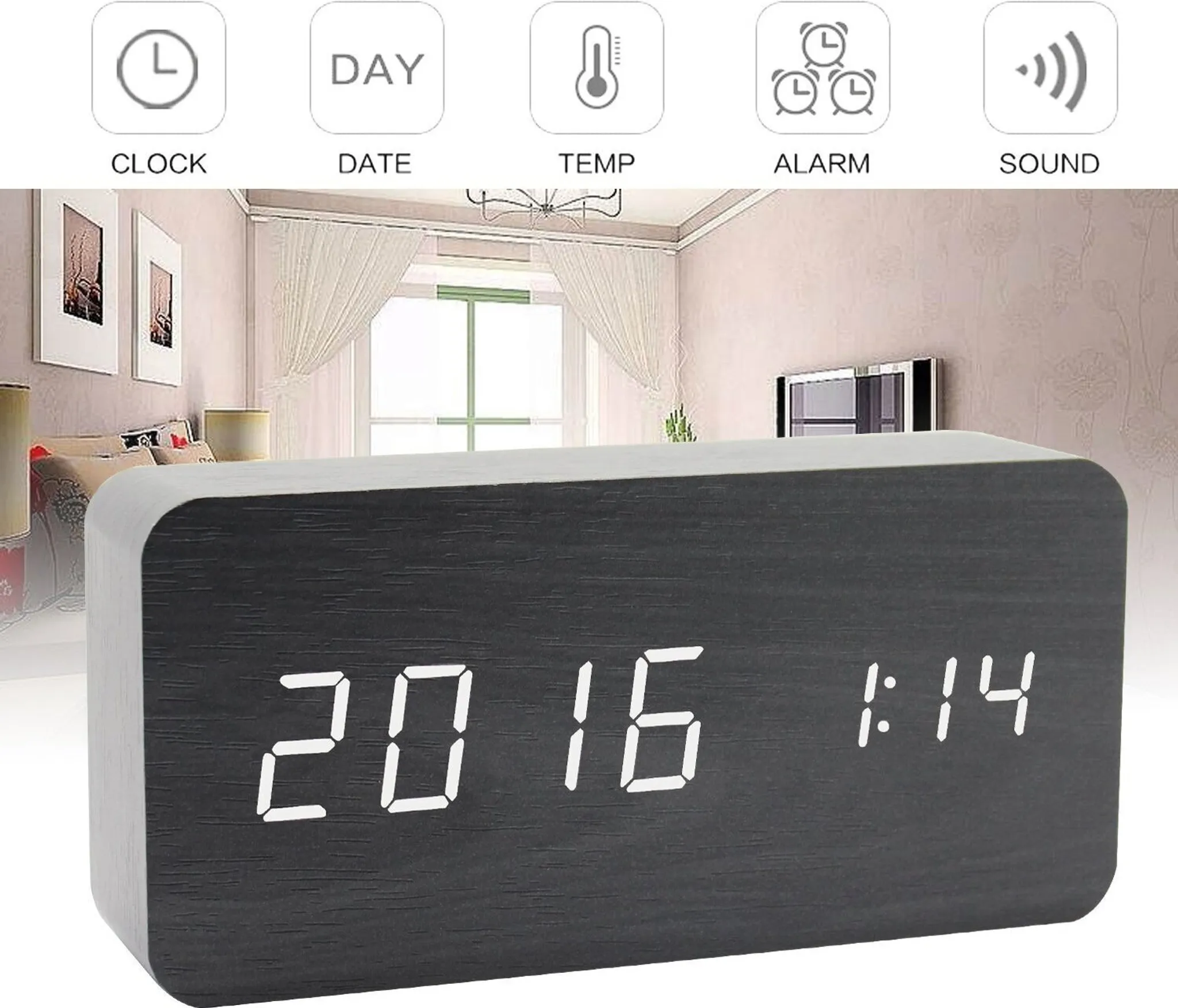 Eine digitale Holzuhr zeigt 2016 1:14 an. Symbole oben zeigen Uhr, Datum, Temperatur, Alarm und Ton. Hintergrund ist ein Raum.