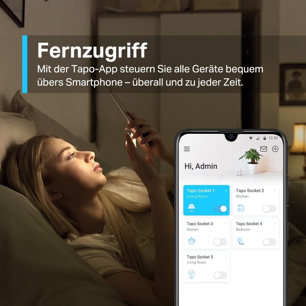 Frau im Bett benutzt Smartphone, um Smart-Home-Geräte zu steuern. Der Bildschirm zeigt die App-Oberfläche.