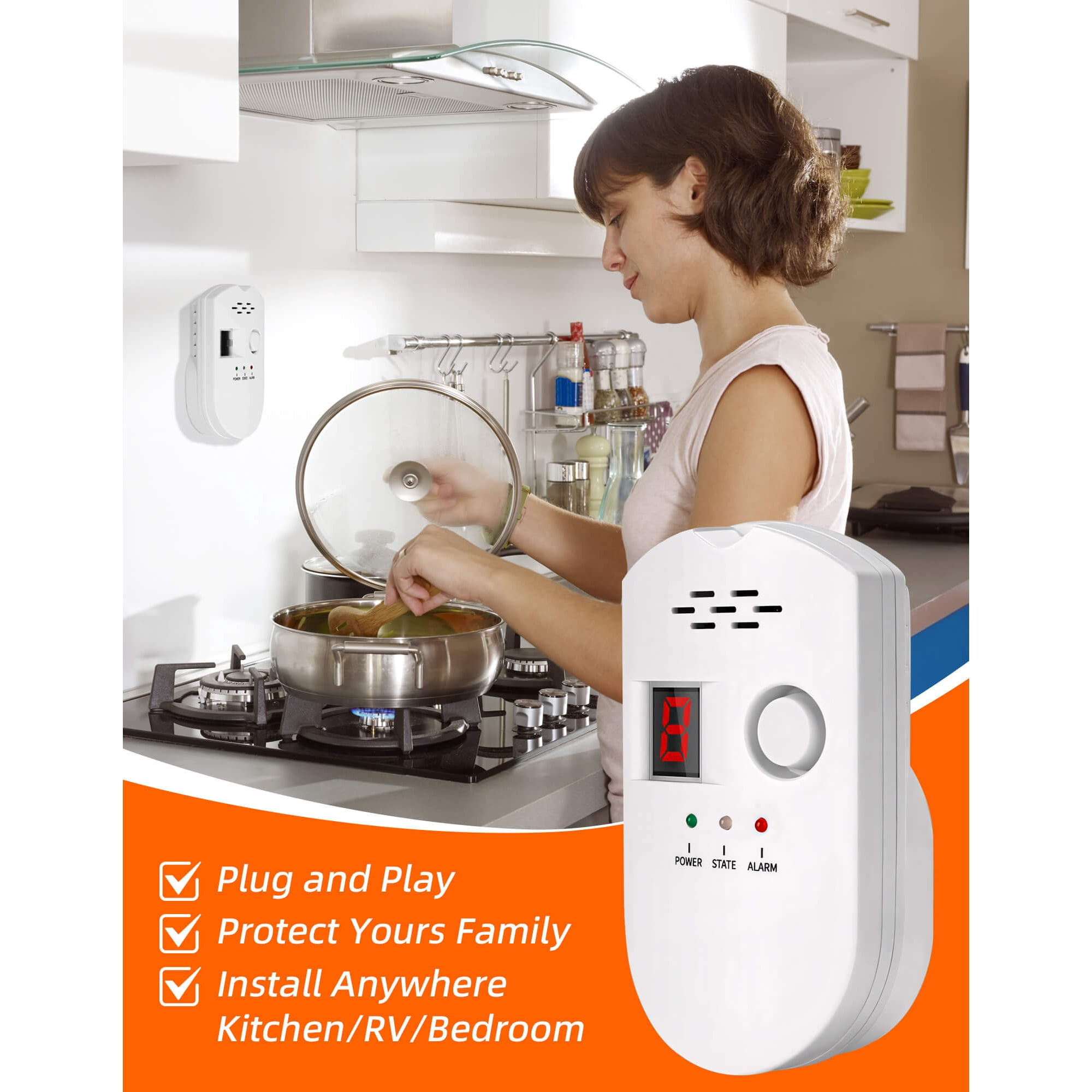 Eine Frau kocht in einer Küche. Ein Rauchmelder befindet sich an der Wand. Der Text unter dem Detektor lautet 'Plug and Play'.