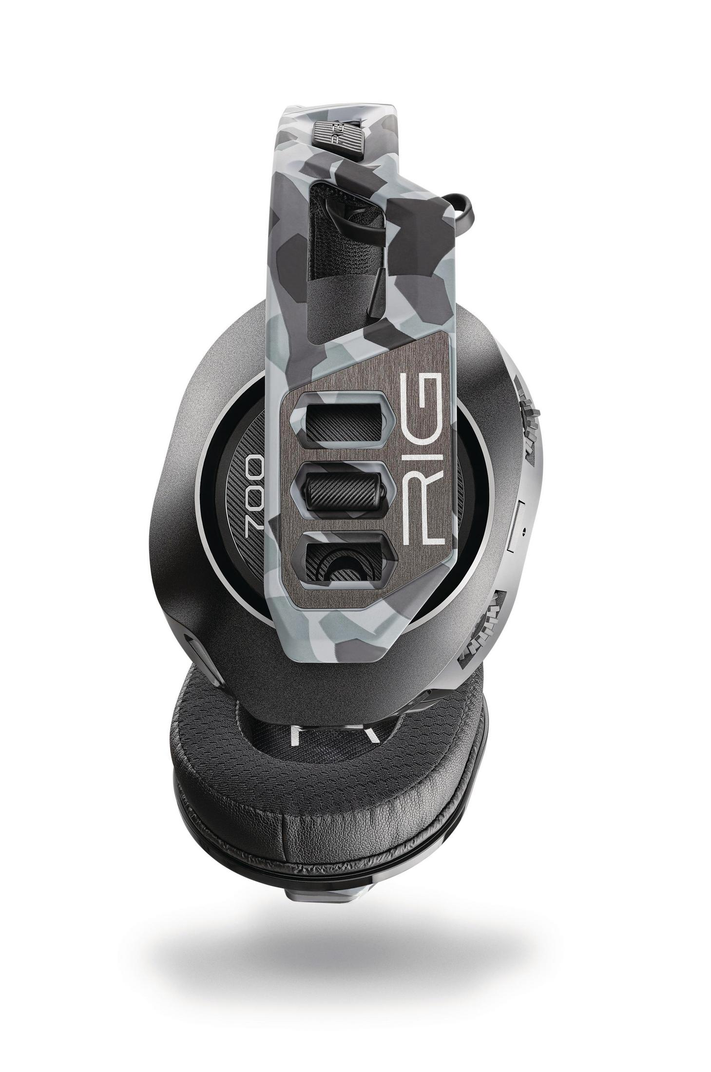 Zbliżenie słuchawek RIG 700 z kamuflażem. Słuchawki są czarne, szare i białe, z napisem RIG z boku.