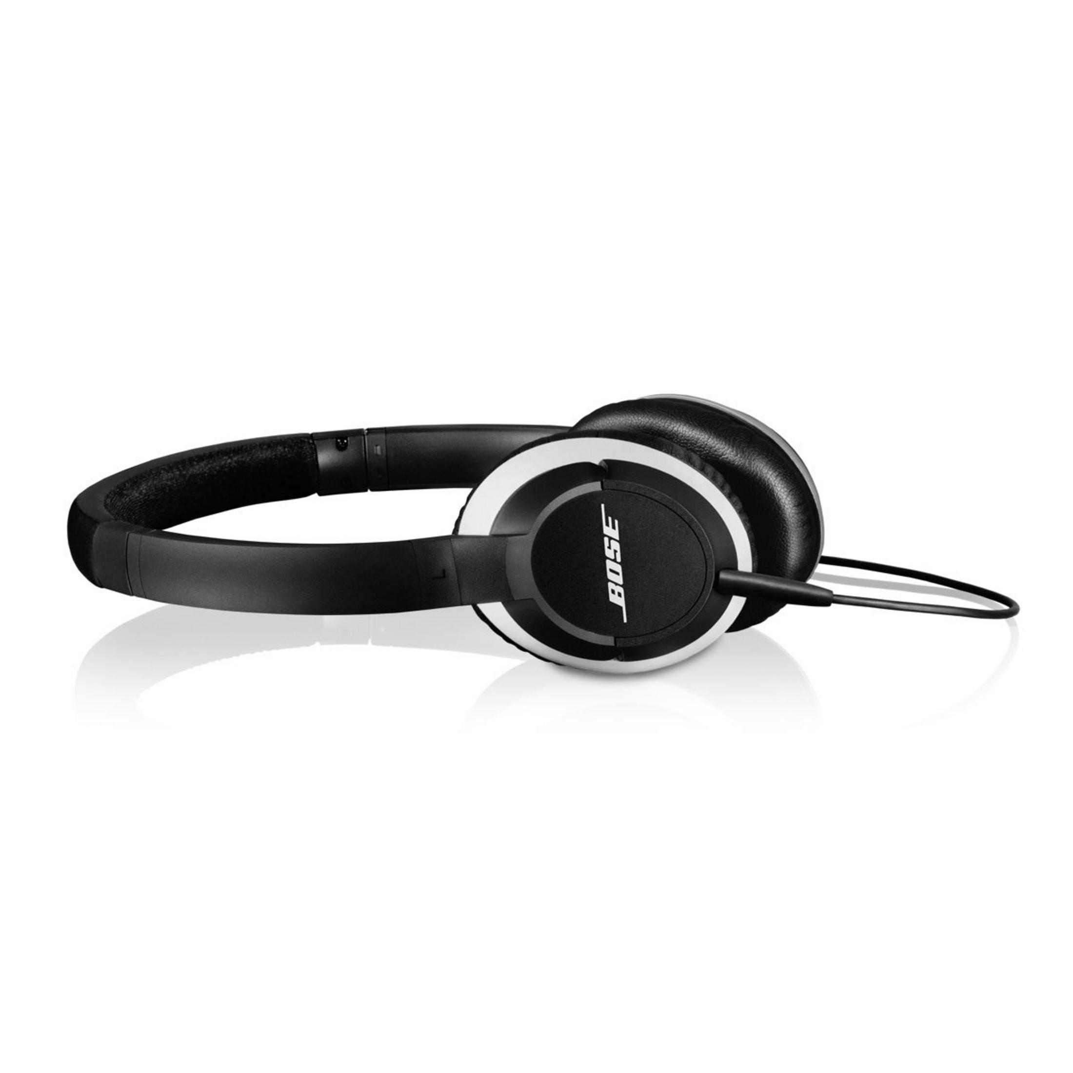 Schwarze und weiße Bose-Kopfhörer auf weißem Hintergrund. Die Kopfhörer sind angewinkelt und zeigen Ohrmuscheln und Kopfband.