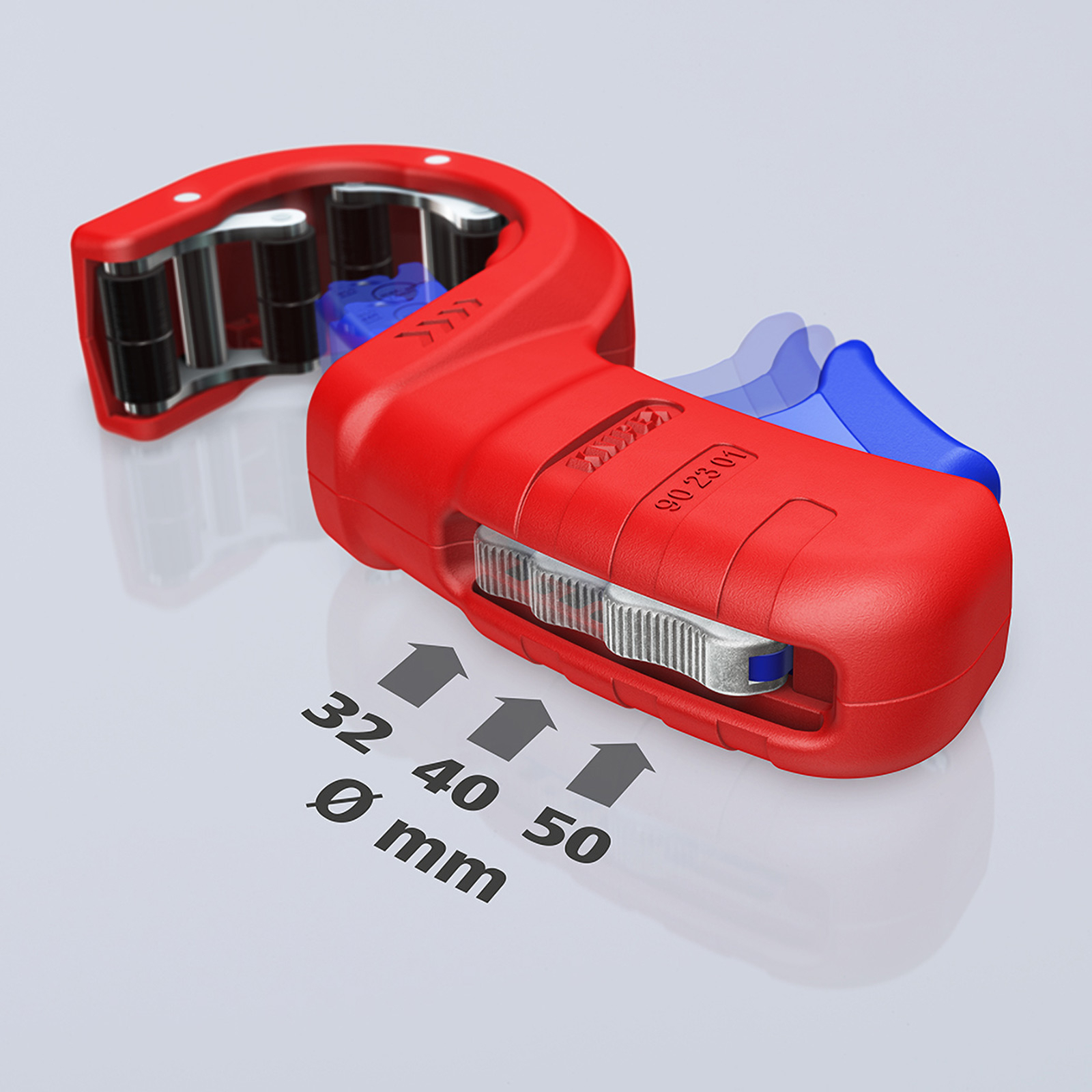 Un coupe-tube rouge et bleu. Il a une poignée, un levier et des rouleaux. Les chiffres et les flèches indiquent les tailles de tuyaux.