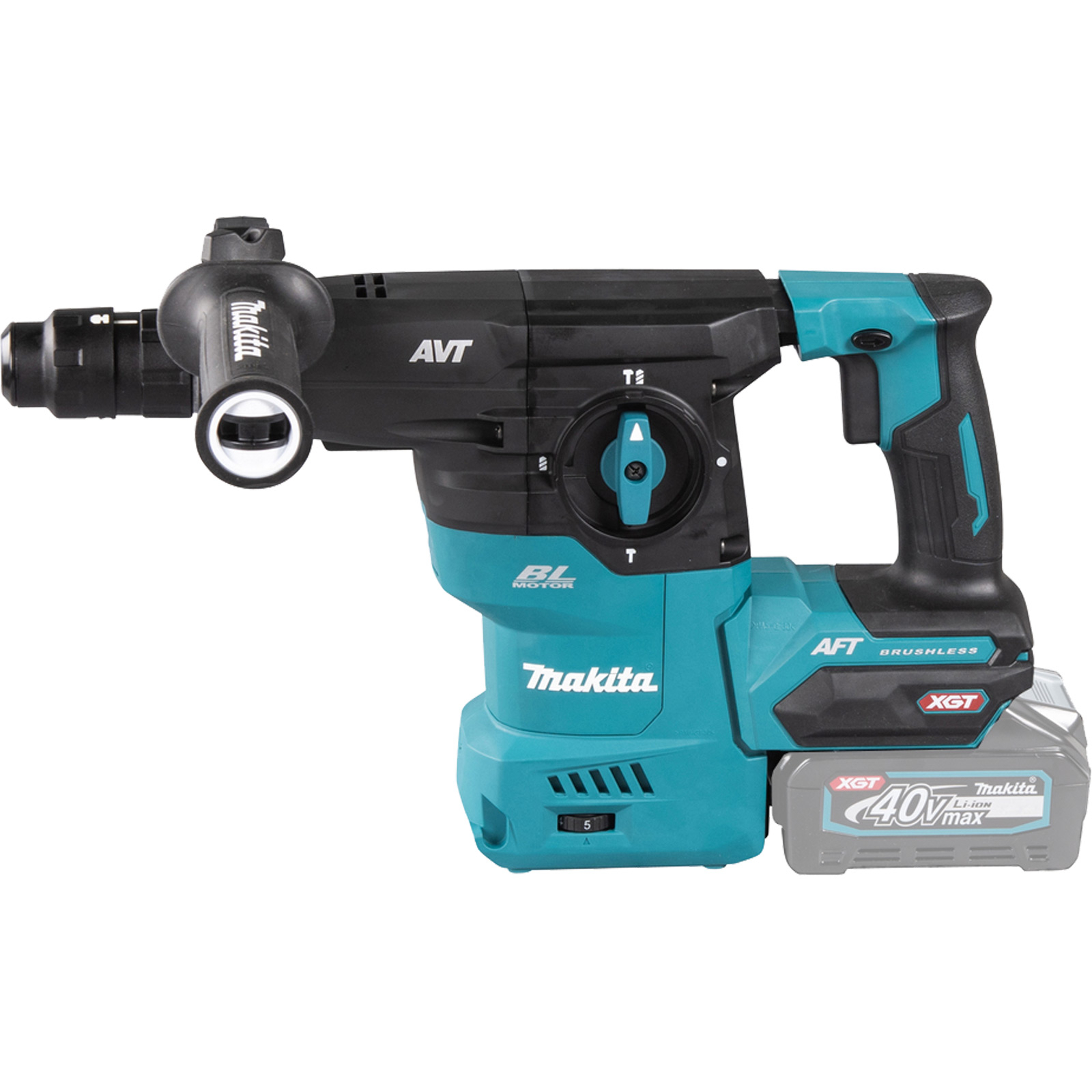 Un martillo perforador Makita de color verde azulado y negro. Tiene una batería adjunta y está etiquetado con varios detalles técnicos.