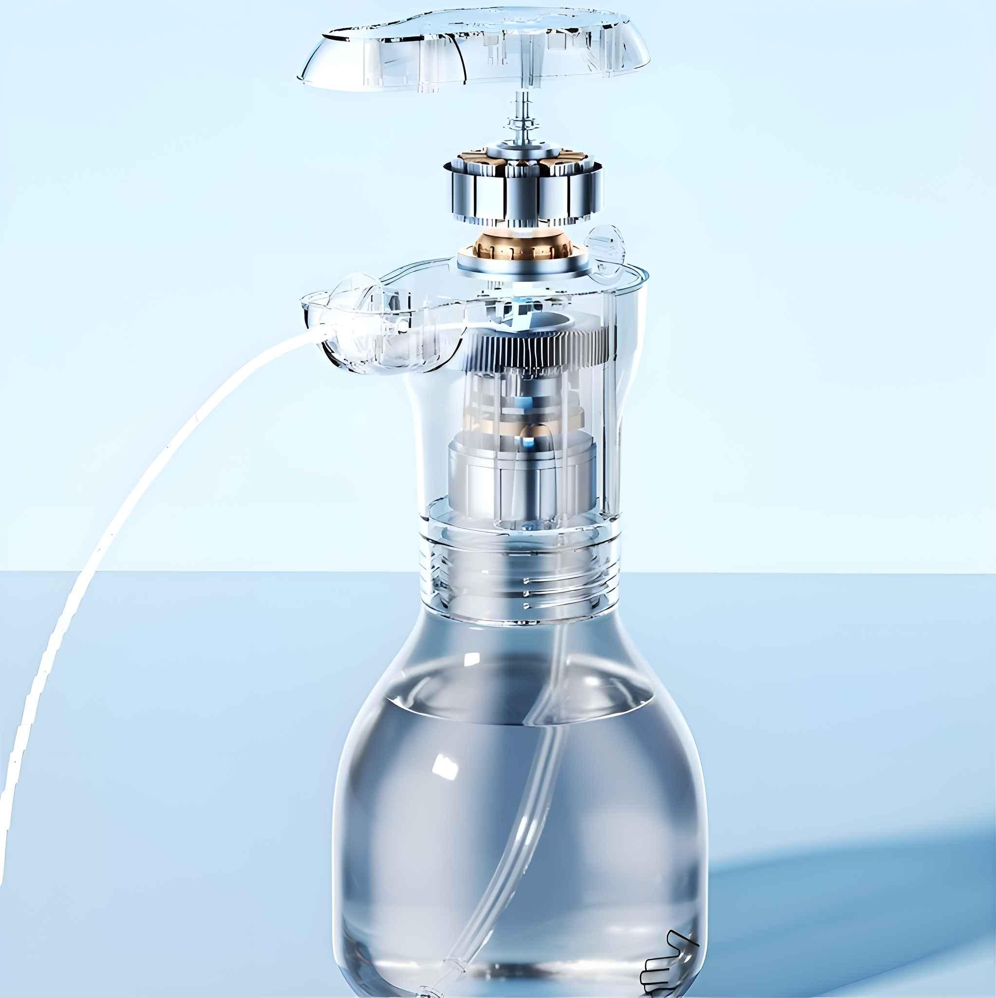 Ein transparenter Händedesinfektionsmittelspender mit sichtbarem Innenmechanismus. Wasser strömt von oben vor blauem Hintergrund aus.