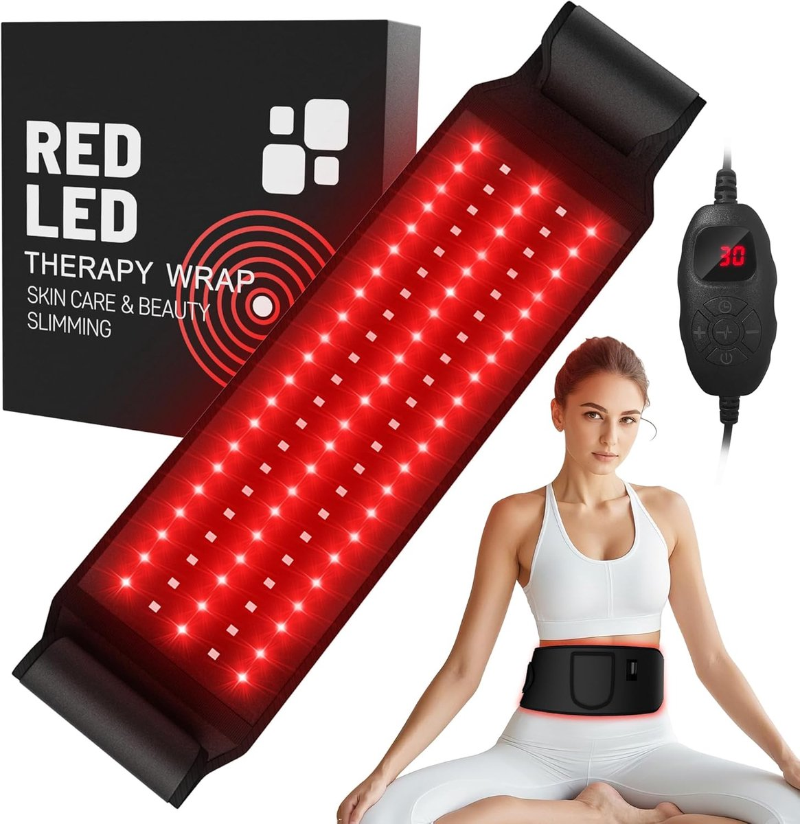 Eine Frau sitzt mit einem roten LED-Therapie-Wickel. Eine schwarze Box und ein Controller sind sichtbar. Der Wickel dient der Hautpflege und dem Abnehmen.