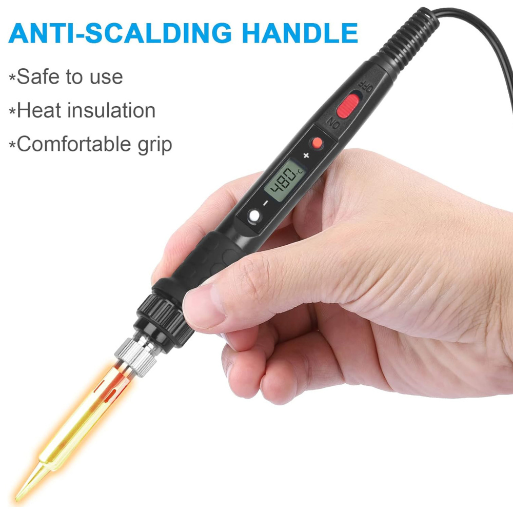 Eine Hand hält einen Lötkolben mit Digitalanzeige 480°C. Die Spitze leuchtet gelb, daneben steht "Anti-Verbrühungs-Griff".