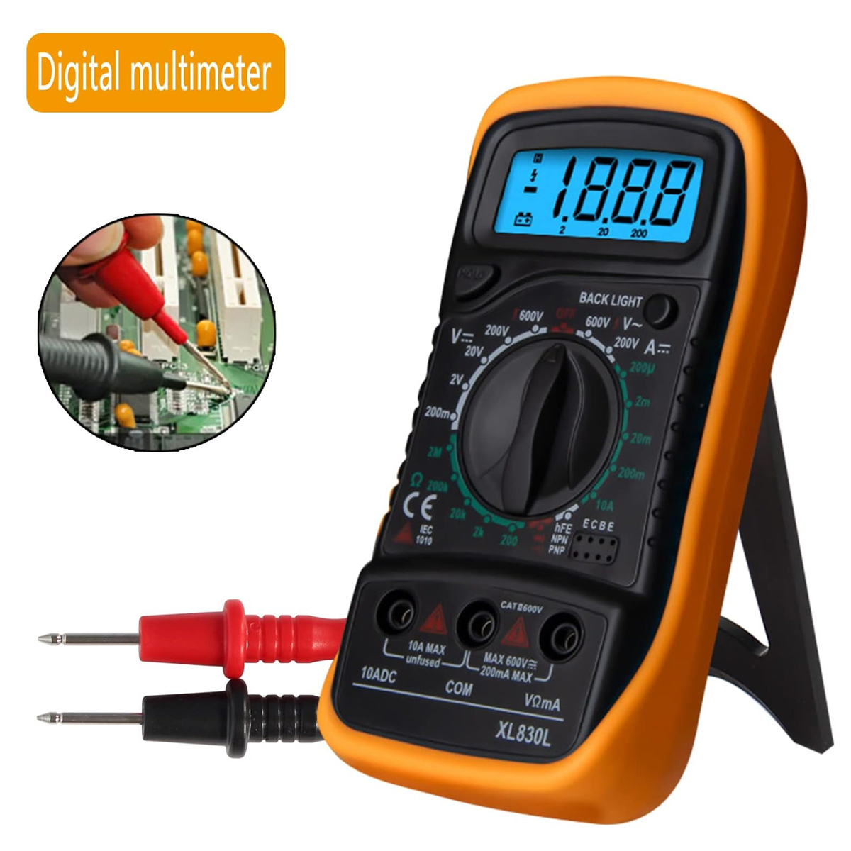 Digitalmultimeter, orange und schwarz, zeigt Messwerte an. Sonden werden mit dem Gerät verbunden. Im Hintergrund ist eine Platine zu sehen.