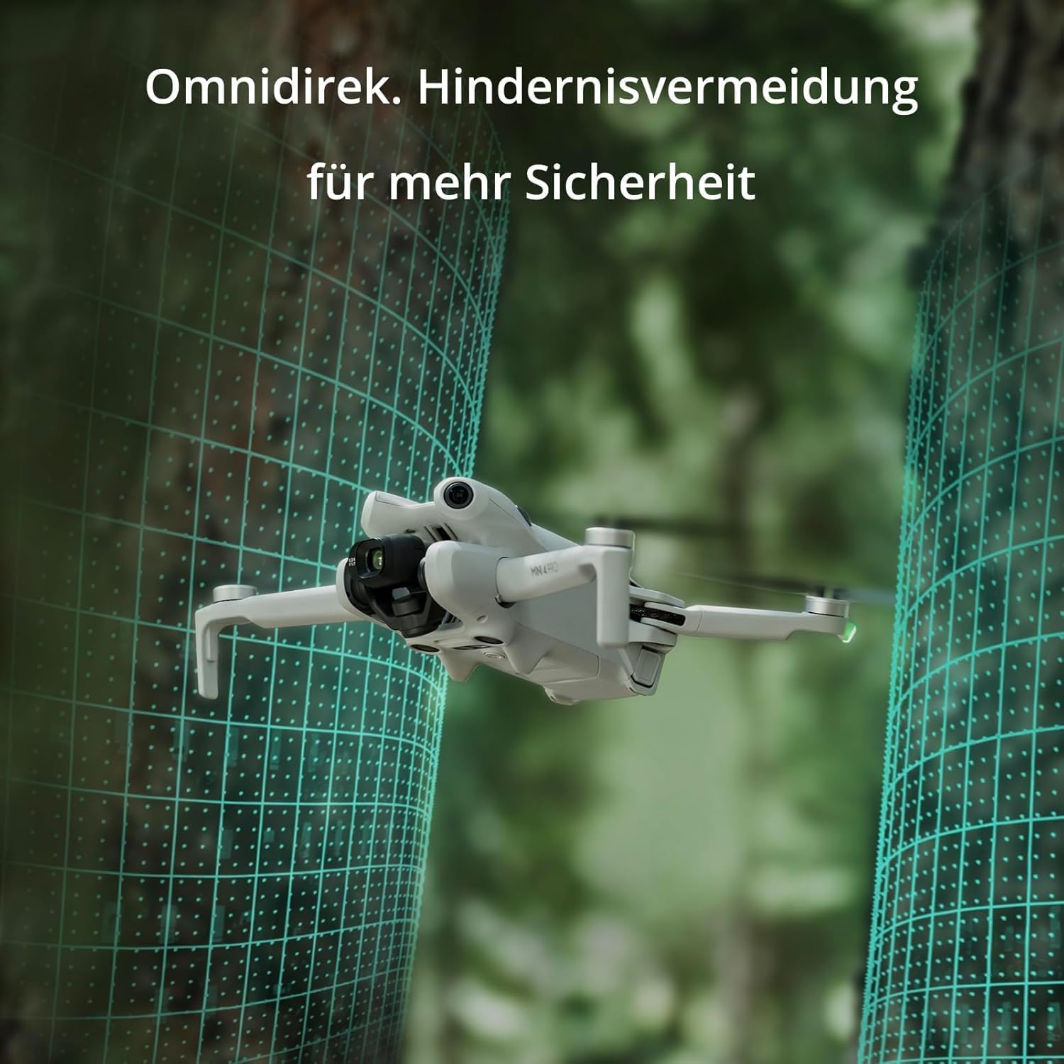 Eine graue Drohne fliegt zwischen zwei verschwommenen grünen Bäumen. Der Text oben lautet 'Omnidirek. Hindernisvermeidung', darunter 'für mehr Sicherheit'.