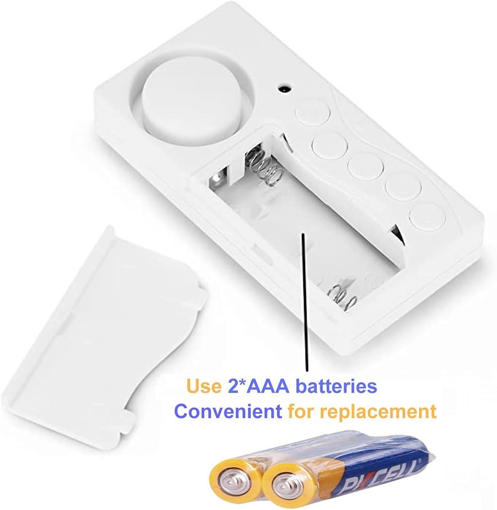 Weißes Alarmgerät mit offenem Batteriefach. Zwei AAA-Batterien rechts unten. Anweisungstext vorhanden.