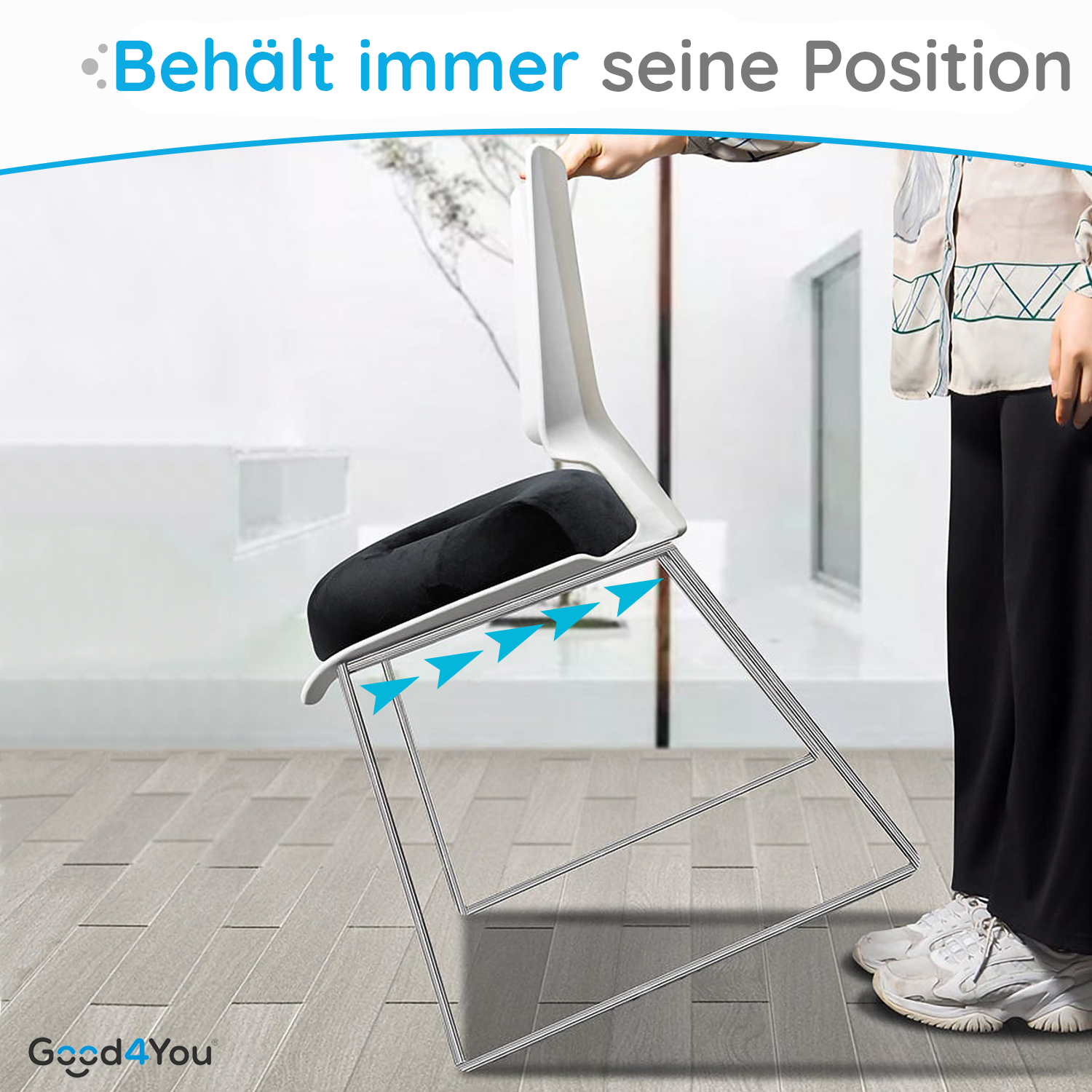 Eine Person hält einen weißen Stuhl mit einem schwarzen Kissen. Der Stuhl ist gekippt, blaue Pfeile zeigen nach unten. Der Hintergrund ist weiß.
