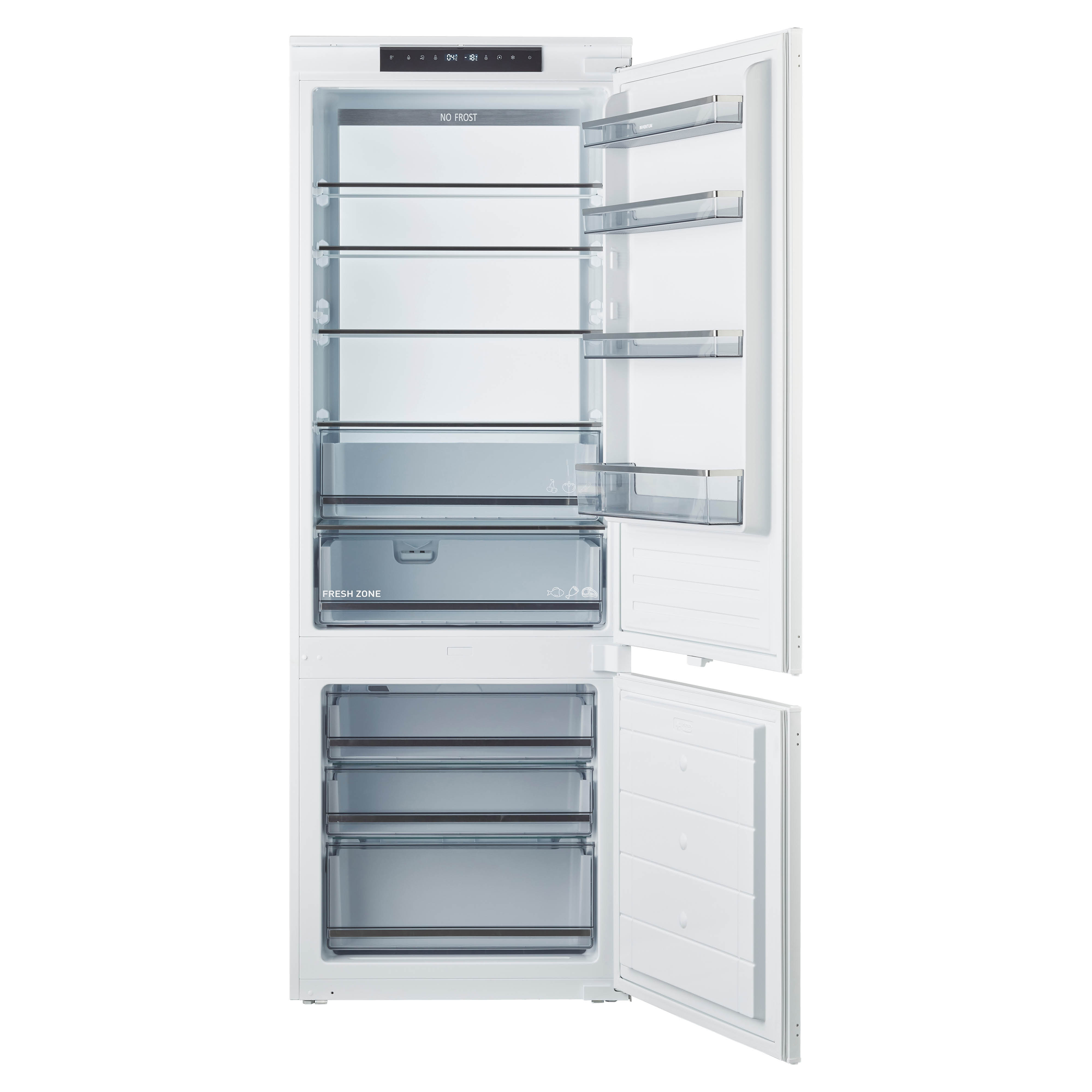 Een witte, open koelkast toont planken en laden. De bovenkant heeft een bedieningspaneel. De open deur onthult meer planken.