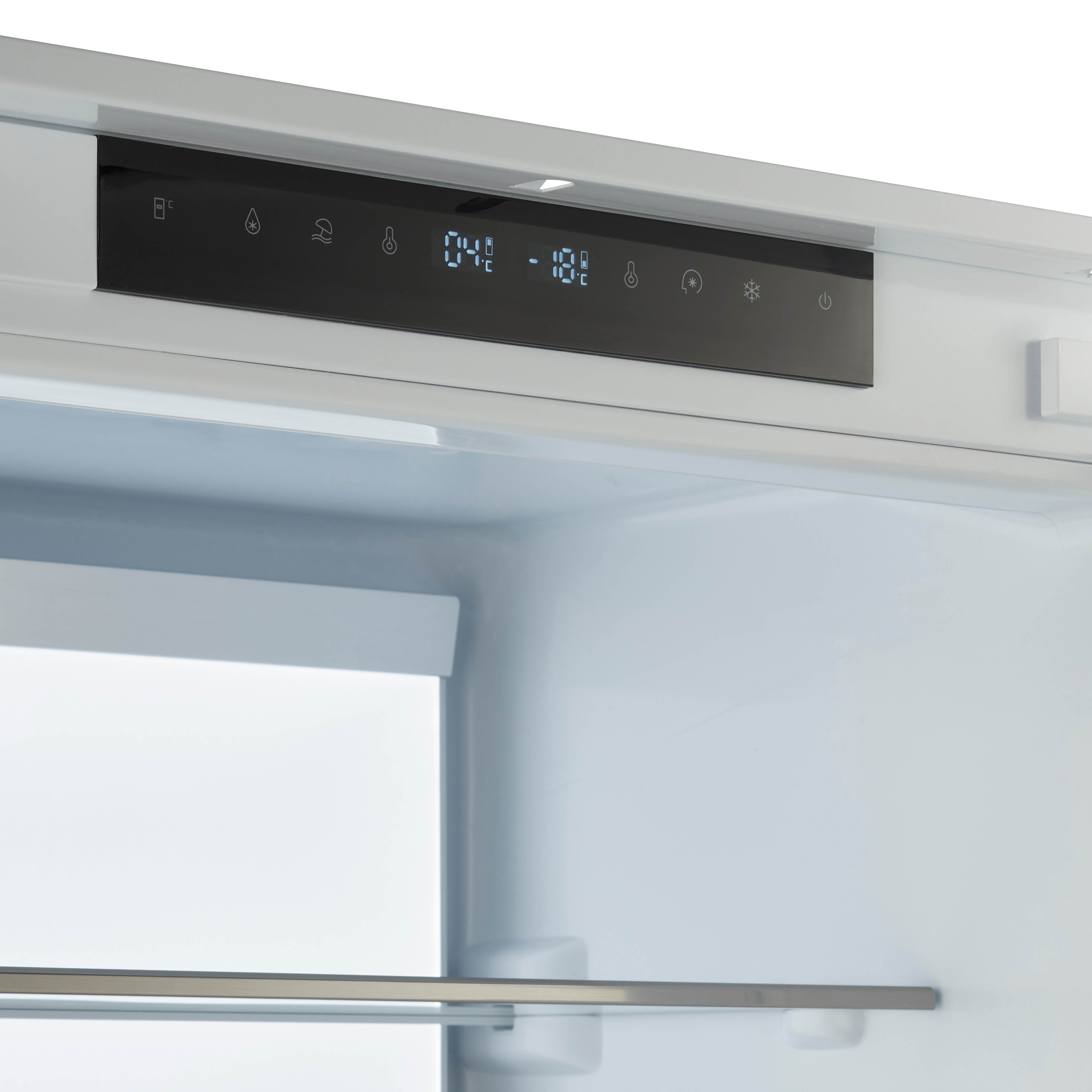 Interieur van een open koelkast. Een digitaal display toont de temperatuur. Het interieur is wit met een metalen plank en licht.