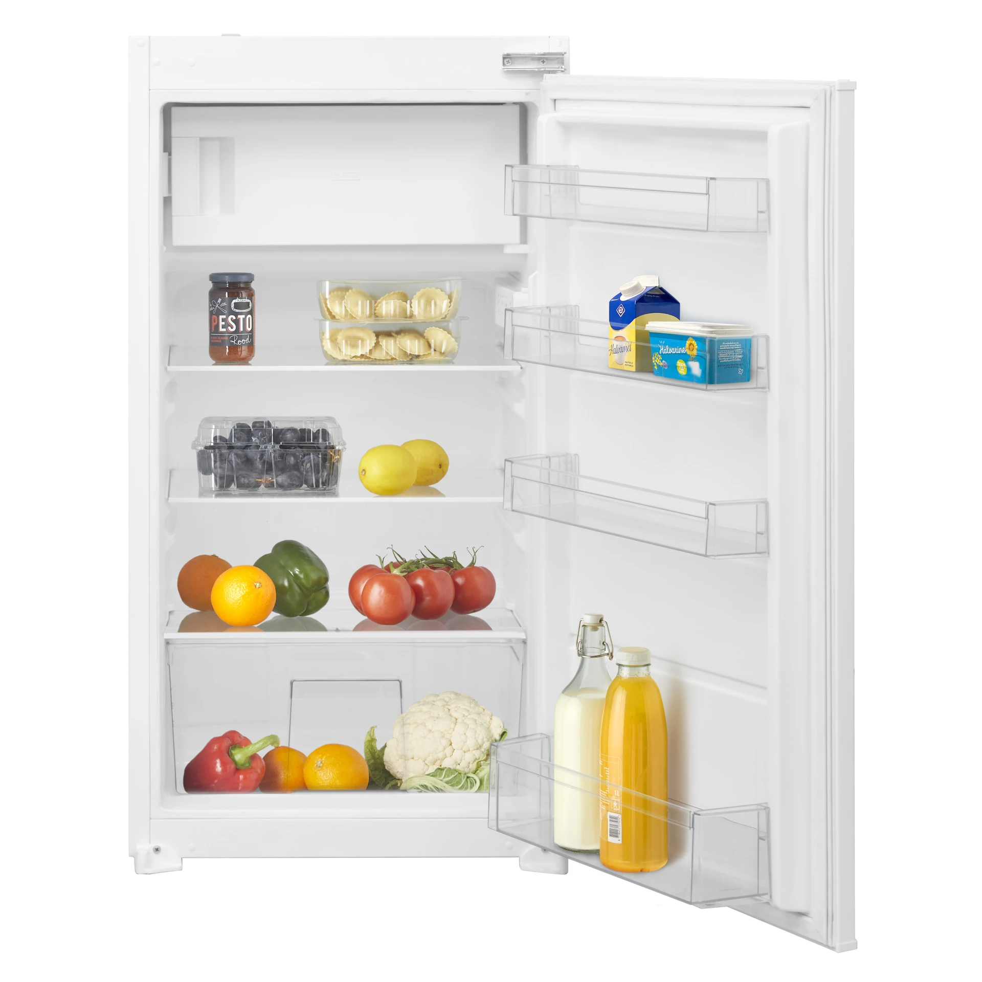 Open koelkast. Binnenin bevinden zich fruit, groenten, potten en voedselcontainers. Melk- en sapflessen zijn zichtbaar.
