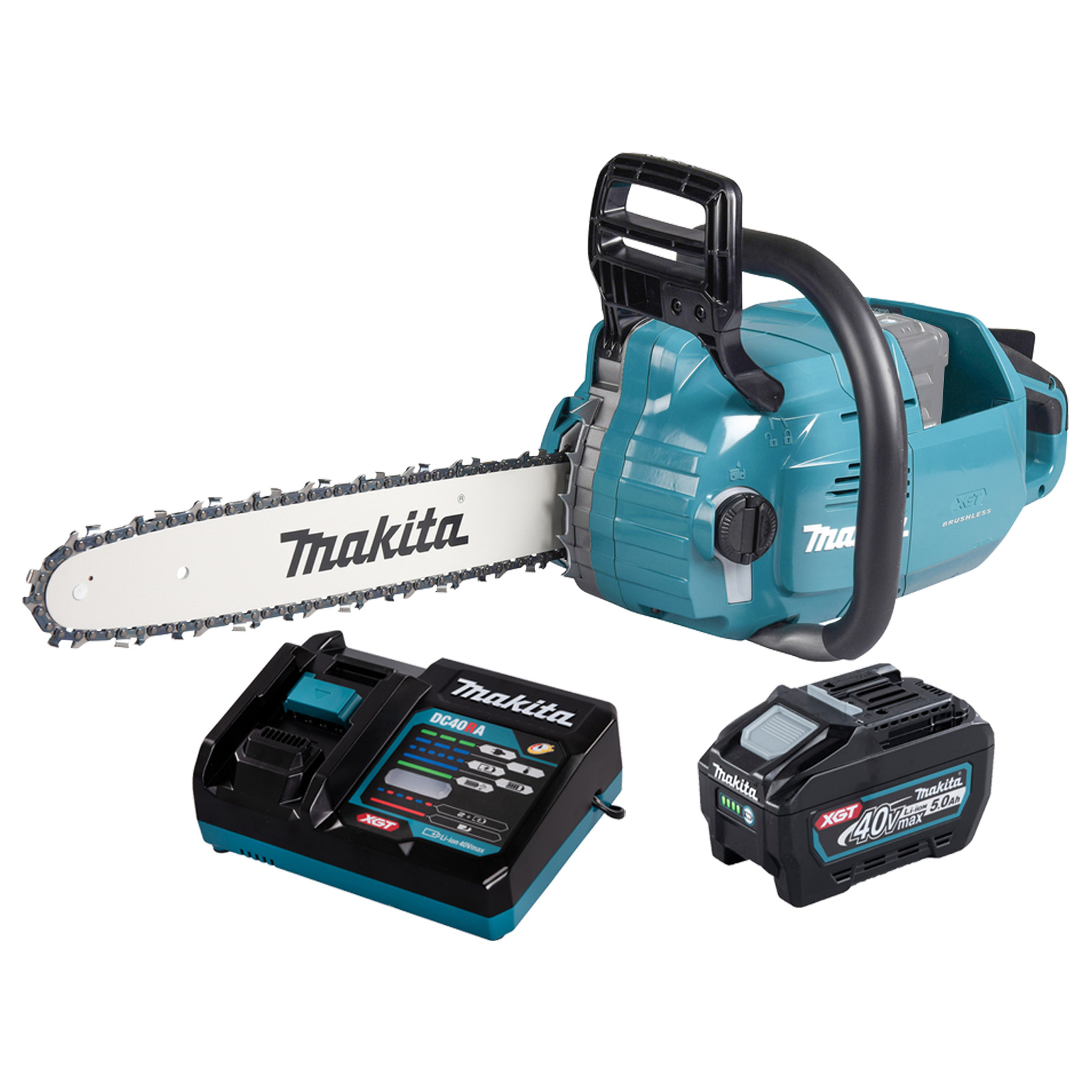 Eine türkisblaue Makita-Kettensäge mit Ladegerät und Akku auf weißem Hintergrund.