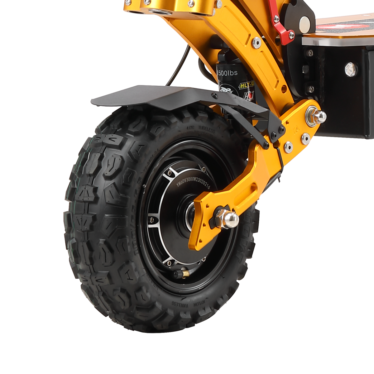 Zbliżenie na koło skutera. Czarna opona ma głębokie bieżniki. Rama skutera jest złota. Tło jest białe.