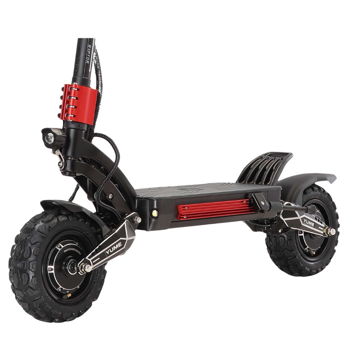 Czarna hulajnoga elektryczna z czerwonymi akcentami. Posiada duże opony, reflektor i markę 'YUME'. Tło jest białe.