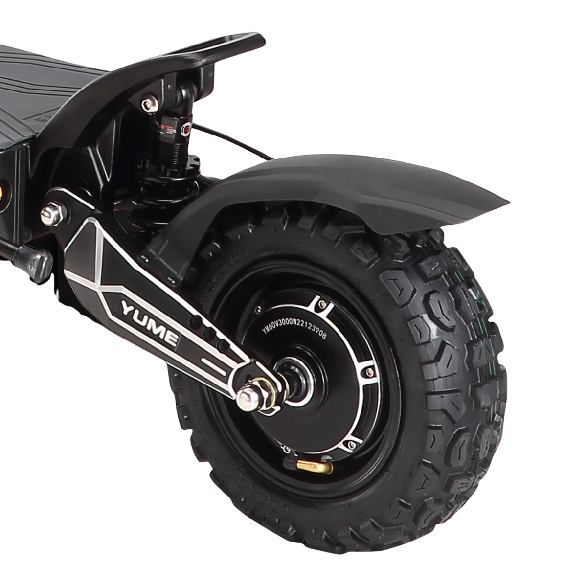 Zbliżenie na czarną oponę i błotnik skutera elektrycznego. Opona ma solidny bieżnik. Skuter jest oznaczony napisem "YUME".