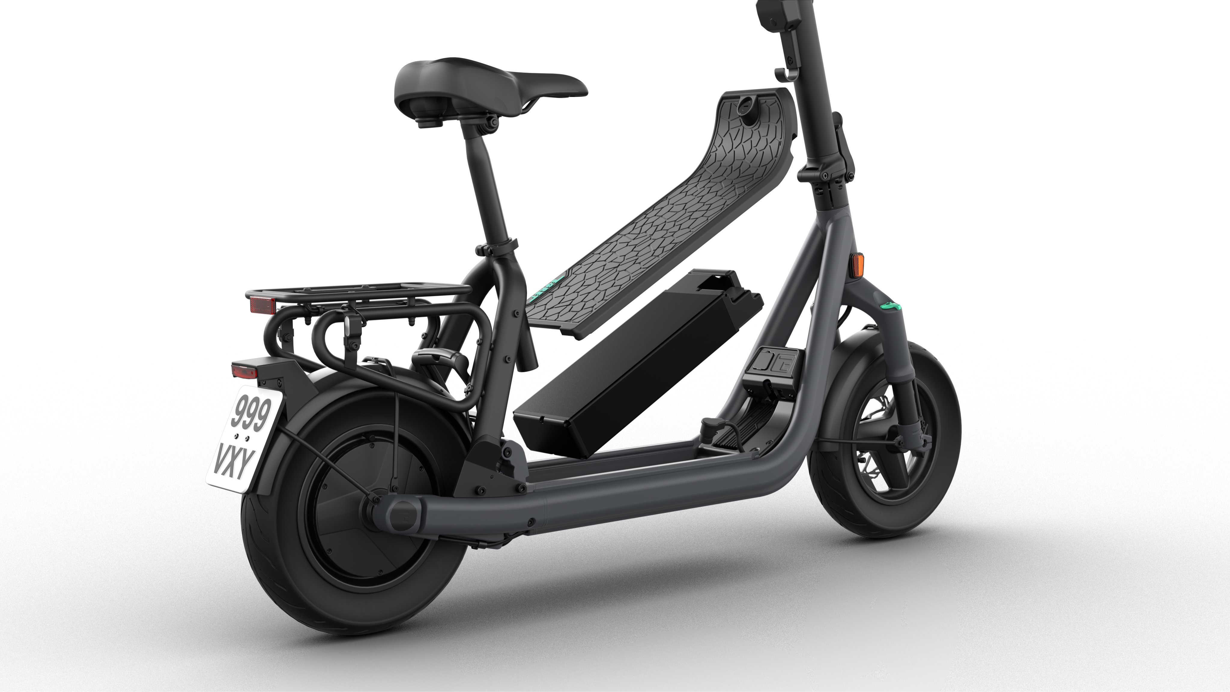 Ein grauer Elektroroller mit schwarzem Sitz, Akku und Rädern. Der Roller hat ein Nummernschild.