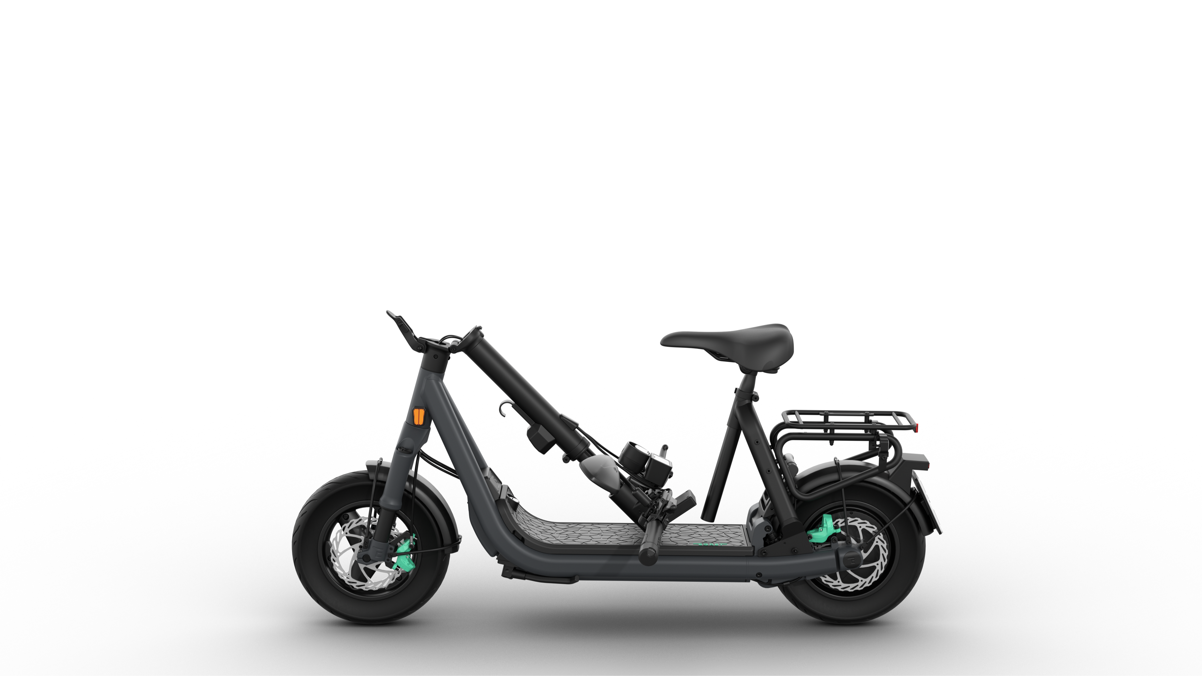 Dunkelgrauer Elektroroller. Er hat einen schwarzen Sitz, einen Gepäckträger und grüne Bremskomponenten. Der Hintergrund ist schwarz.