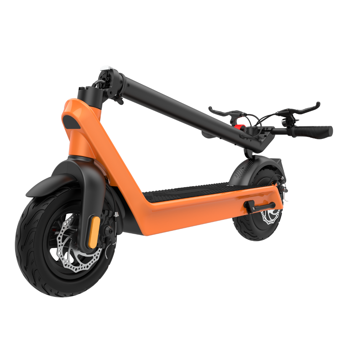 Pomarańczowo-czarna hulajnoga elektryczna. Ma czarną kierownicę, koła i czarny pokład. Tło jest białe.