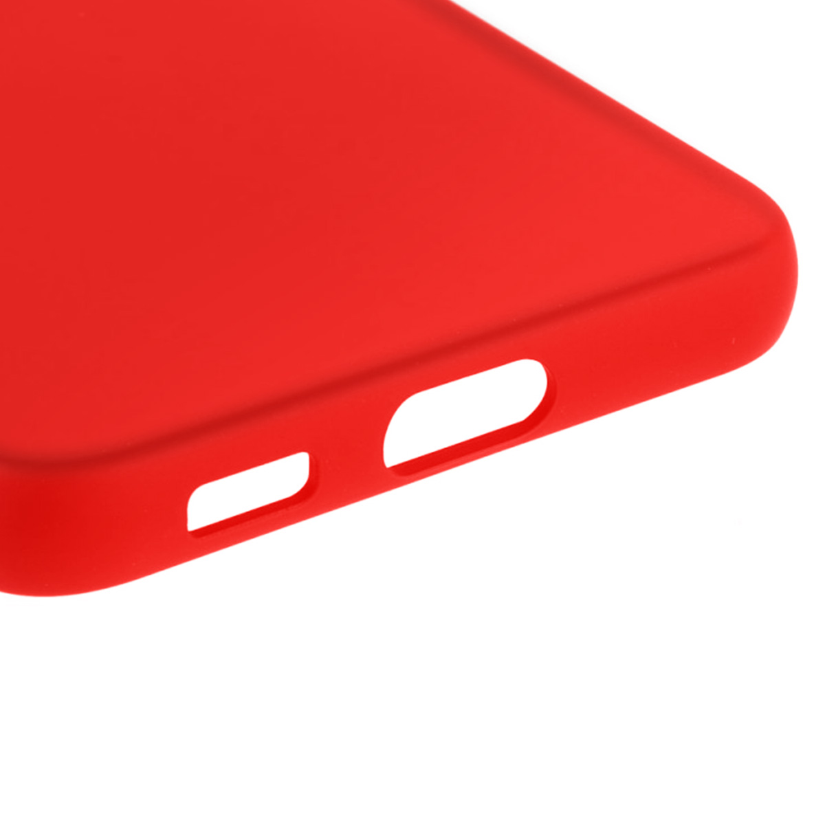 Primo piano di una custodia rossa per telefono con bordo arrotondato e due aperture rettangolari. Sfondo bianco.