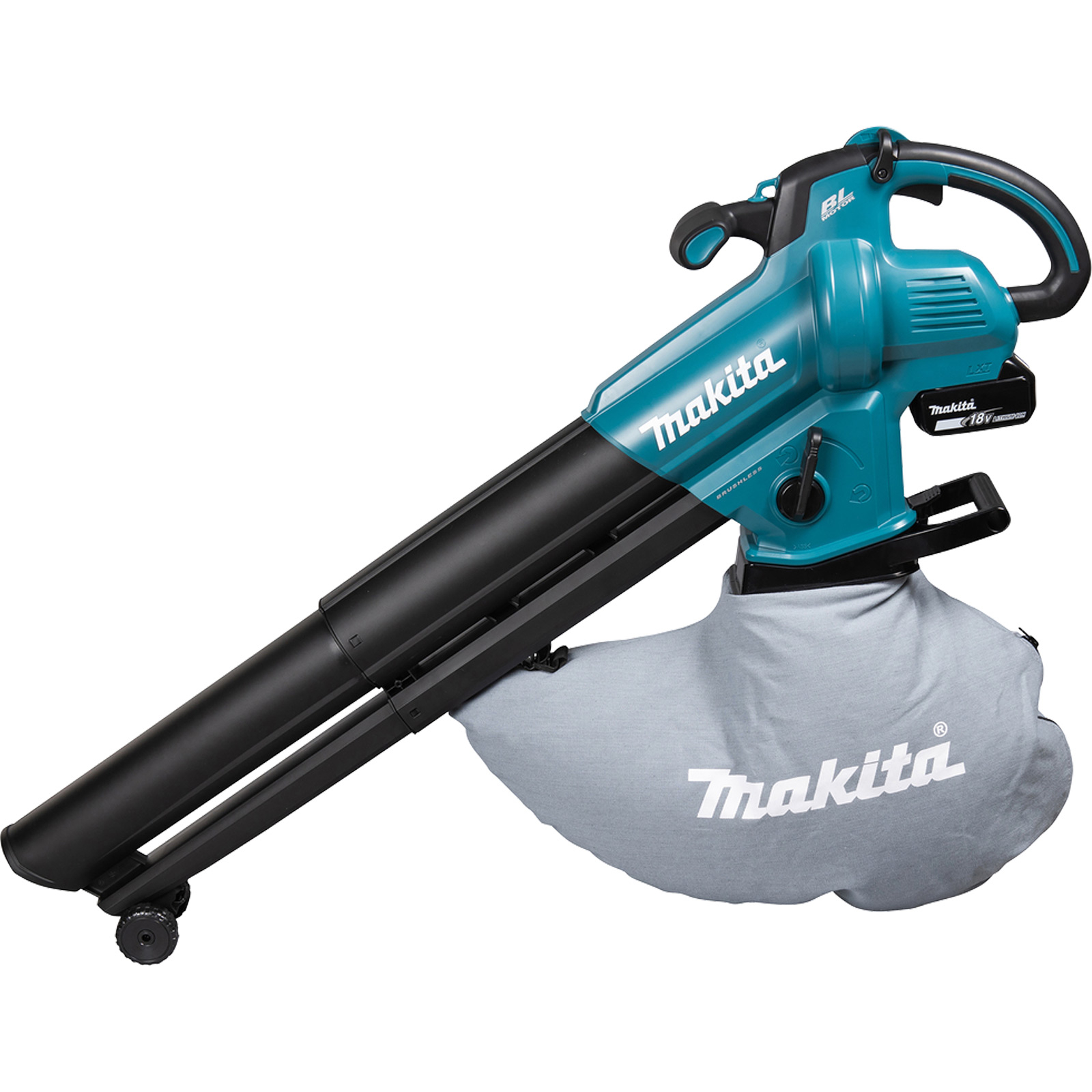 Ein teal-farbenes und schwarzes Makita-Laubgebläse. Es hat eine lange Düse, einen grauen Auffangsack und einen Akku.