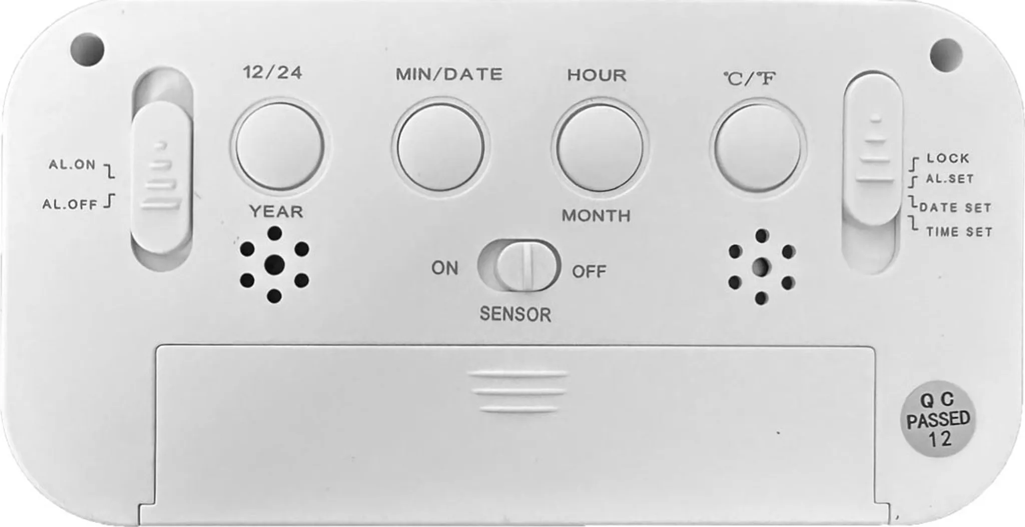 Eine weiße Digitaluhr mit Tasten für Einstellungen, einem Sensorschalter und einem QC Passed-Aufkleber.