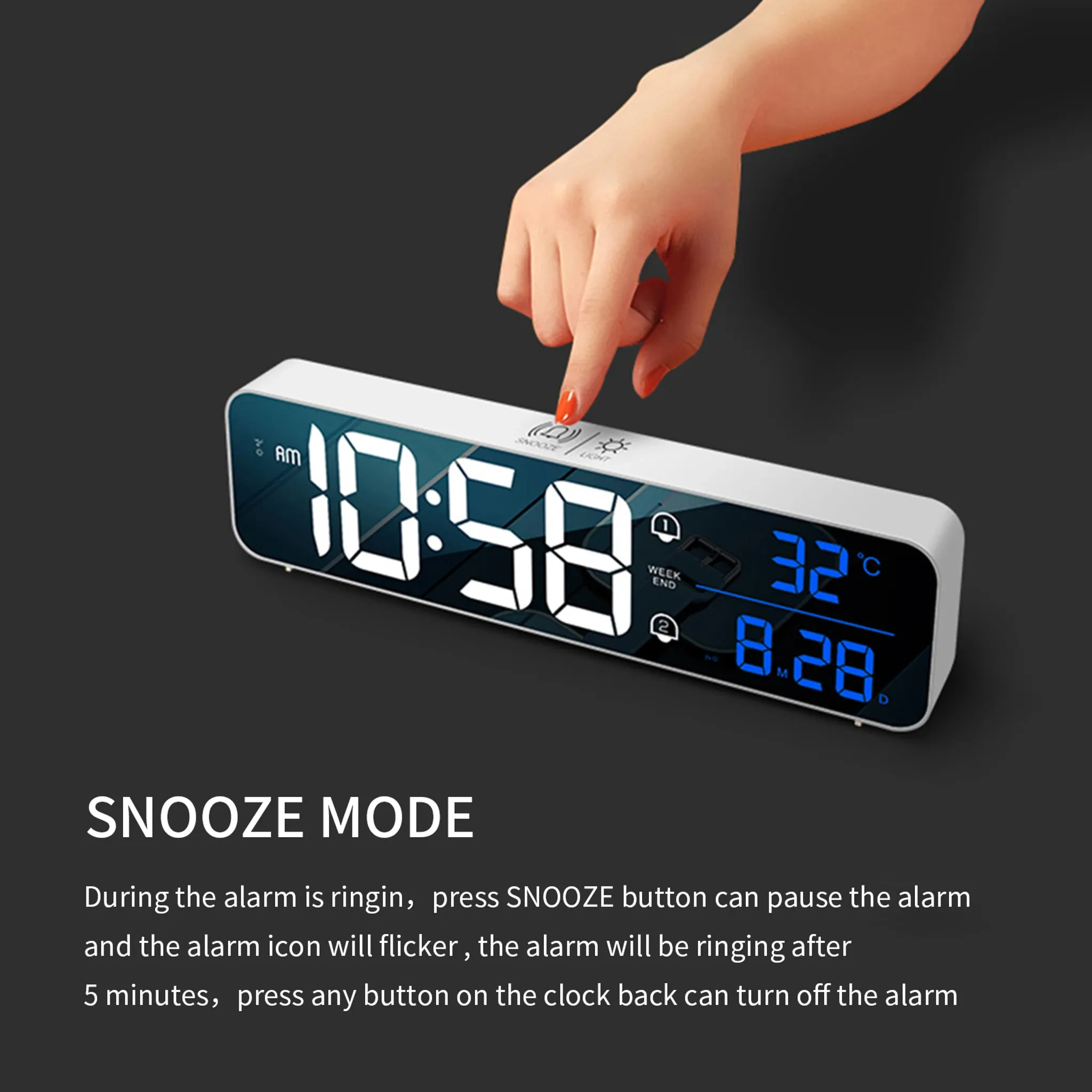 Eine Hand drückt eine Taste auf einer Digitaluhr, die 10:58 anzeigt. Die Uhr zeigt Zeit, Temperatur und Alarmeinstellungen an.