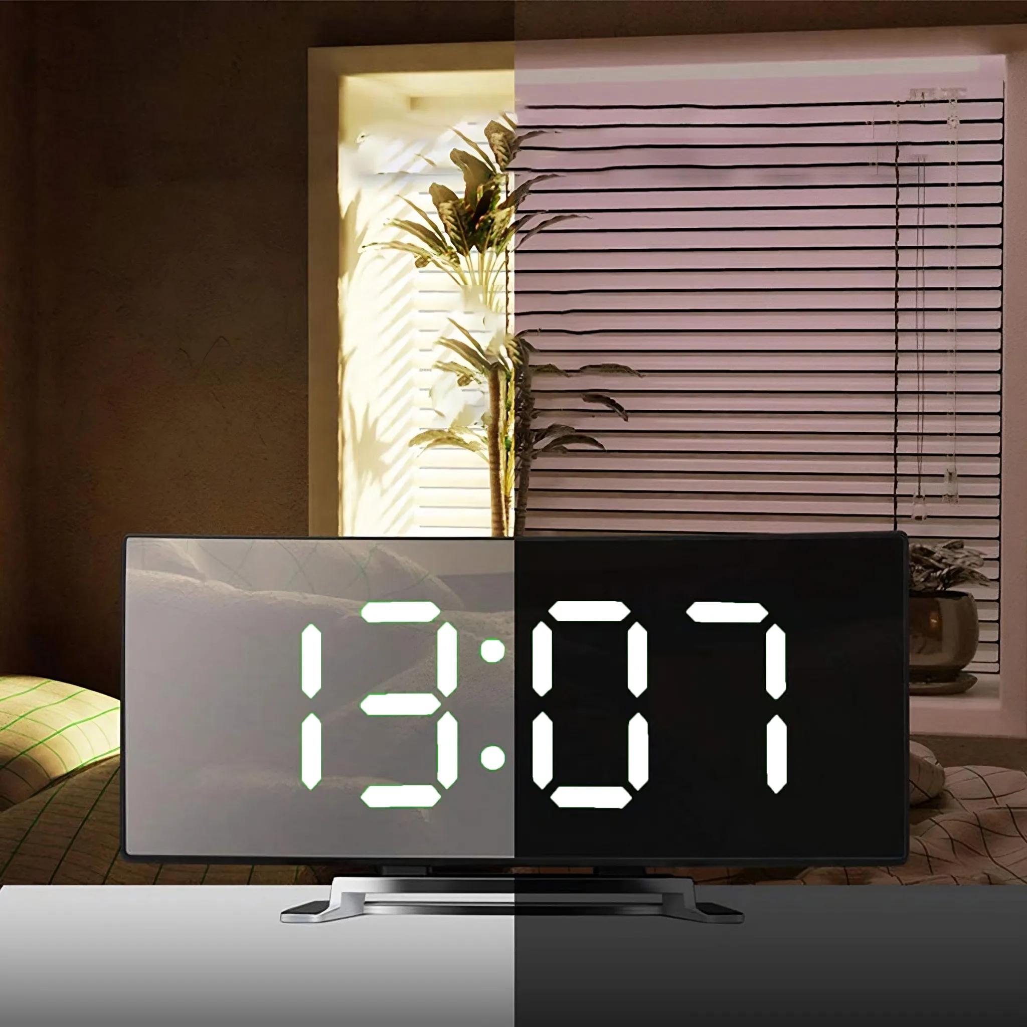 Digitaluhr mit der Anzeige 13:07. Jalousien und Pflanze im Hintergrund. Die Szene ist in Tag- und Nachtseiten aufgeteilt.